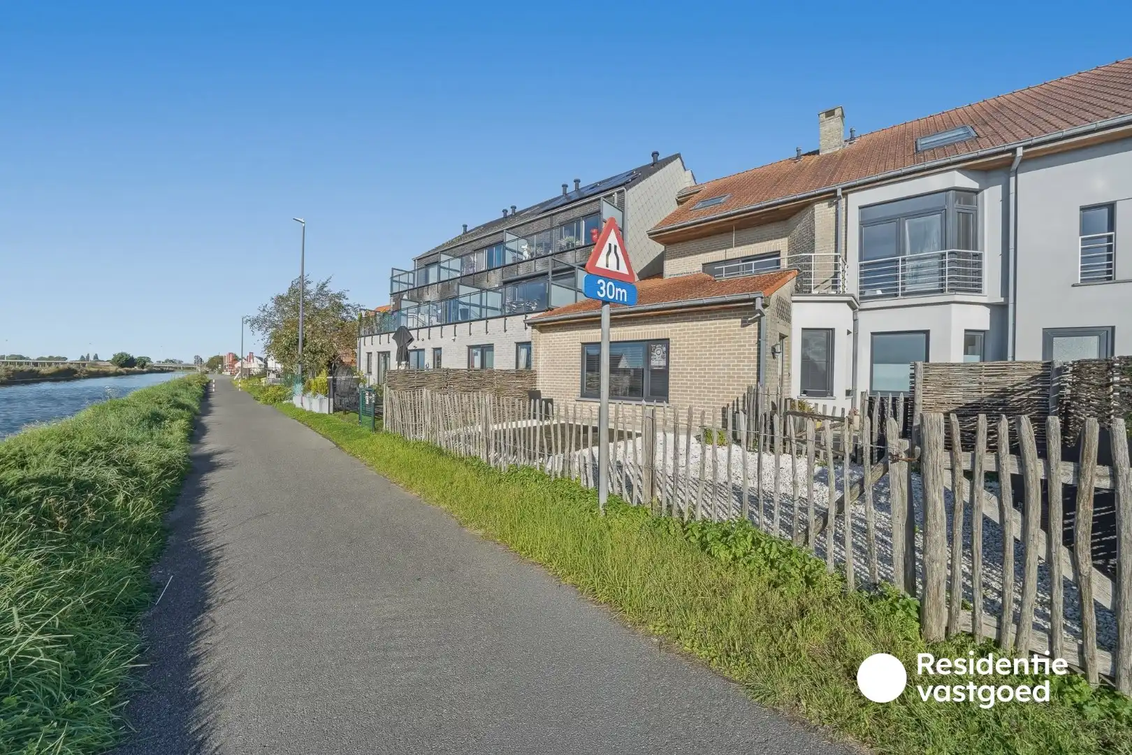 Instapklare woning met dubbele garage, 3 kamers en zongerichte buitenruimtes foto 9