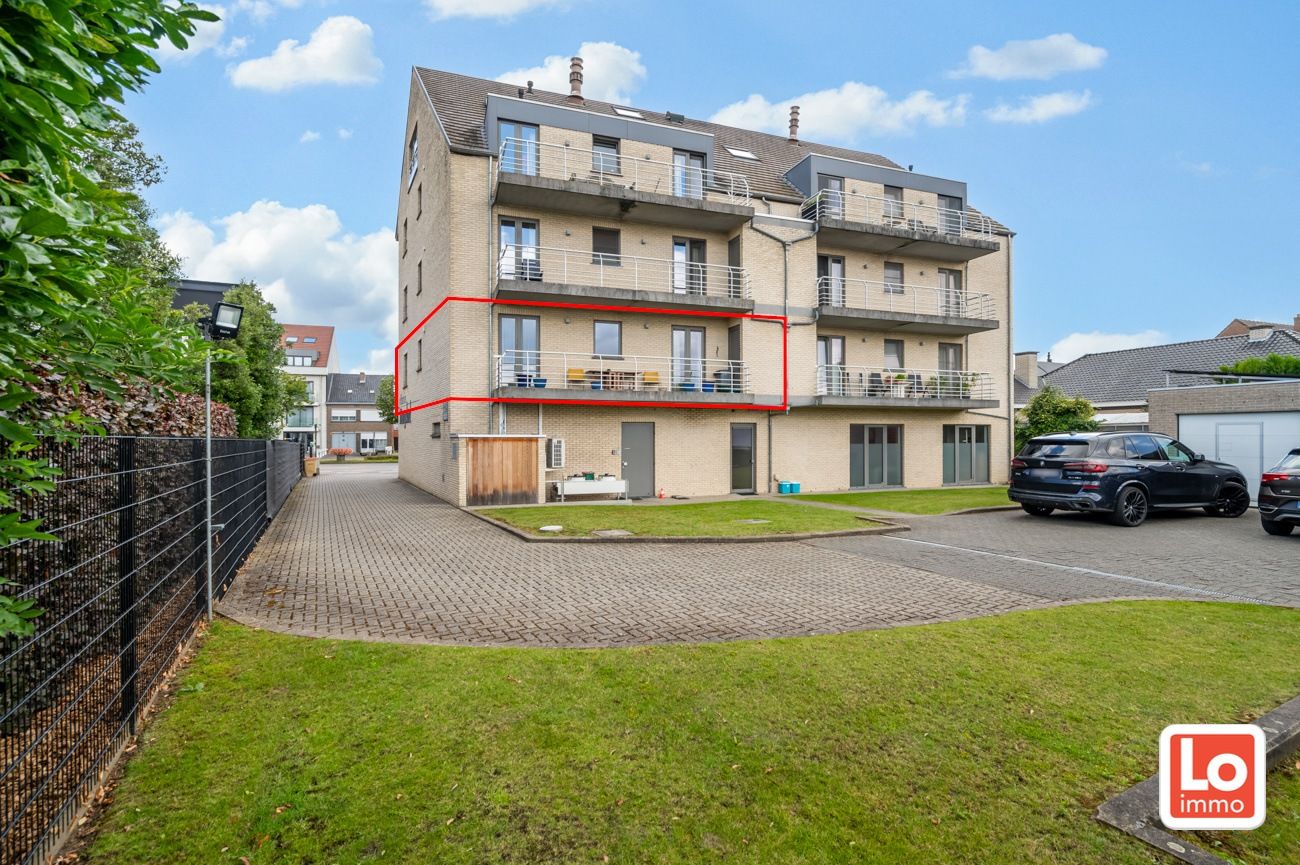 VERKOCHT! Ruim en gezellig appartement met garage in het centrum Lochristi! foto 2