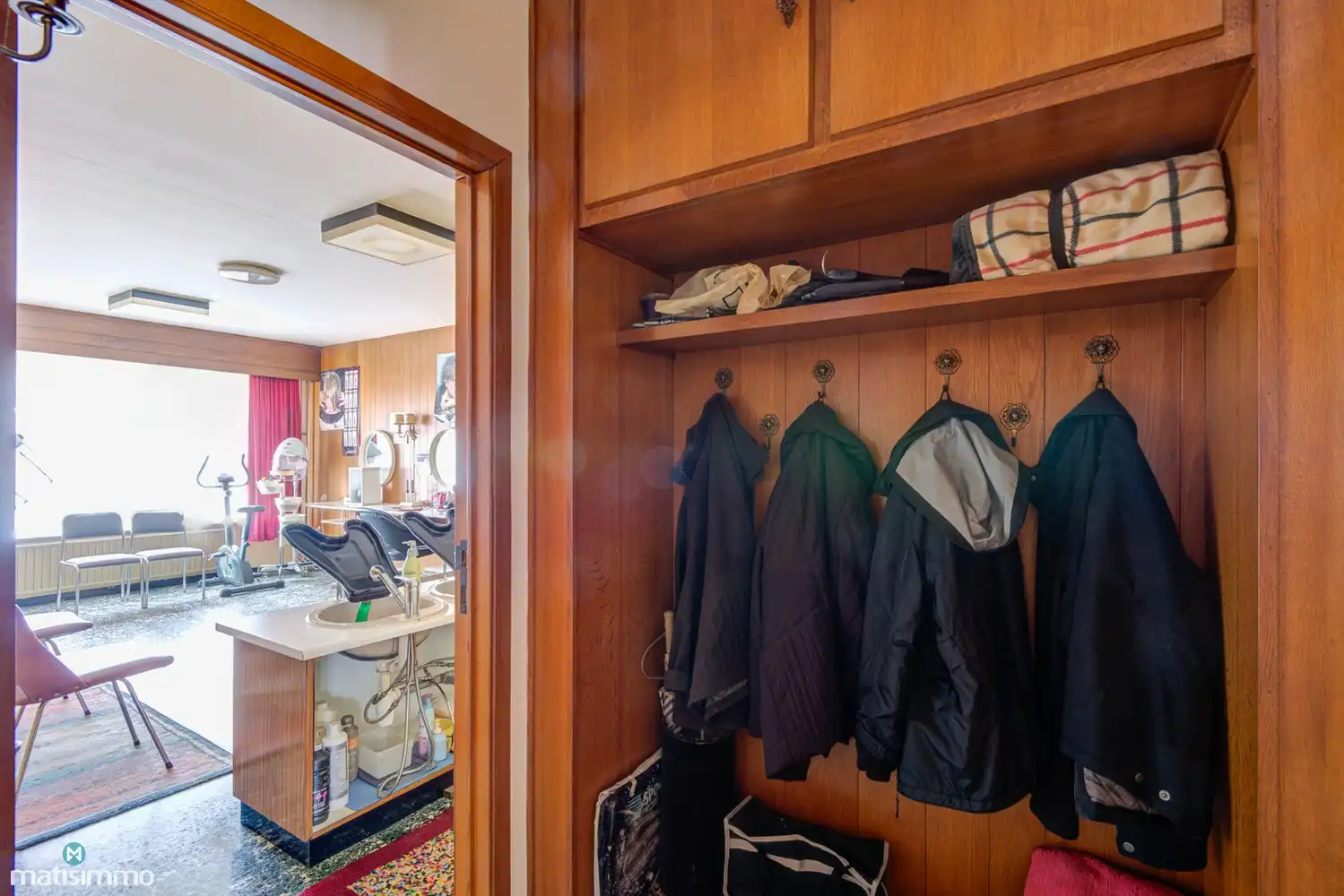 ZEER RUIME WONING MET 5 SLAAPKAMERS, HANDELSRUIMTE EN GROTE VRIJSTAANDE GARAGE OP GUNSTIGE LOCATIE IN LANAKEN foto 15