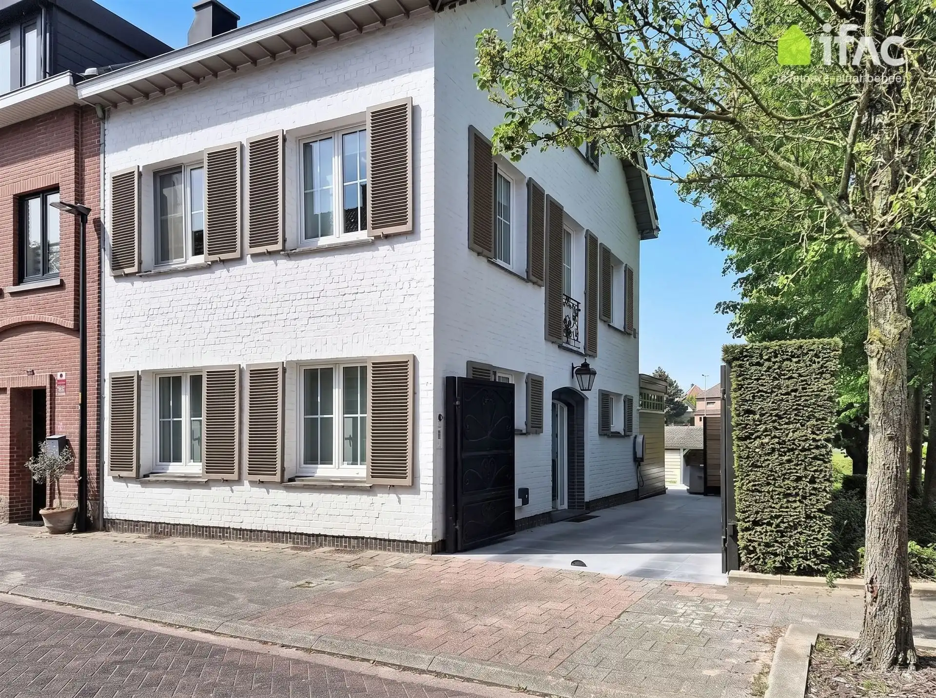 Luxe gerenoveerde 3-gevel met 2 parkings en tuin foto 28