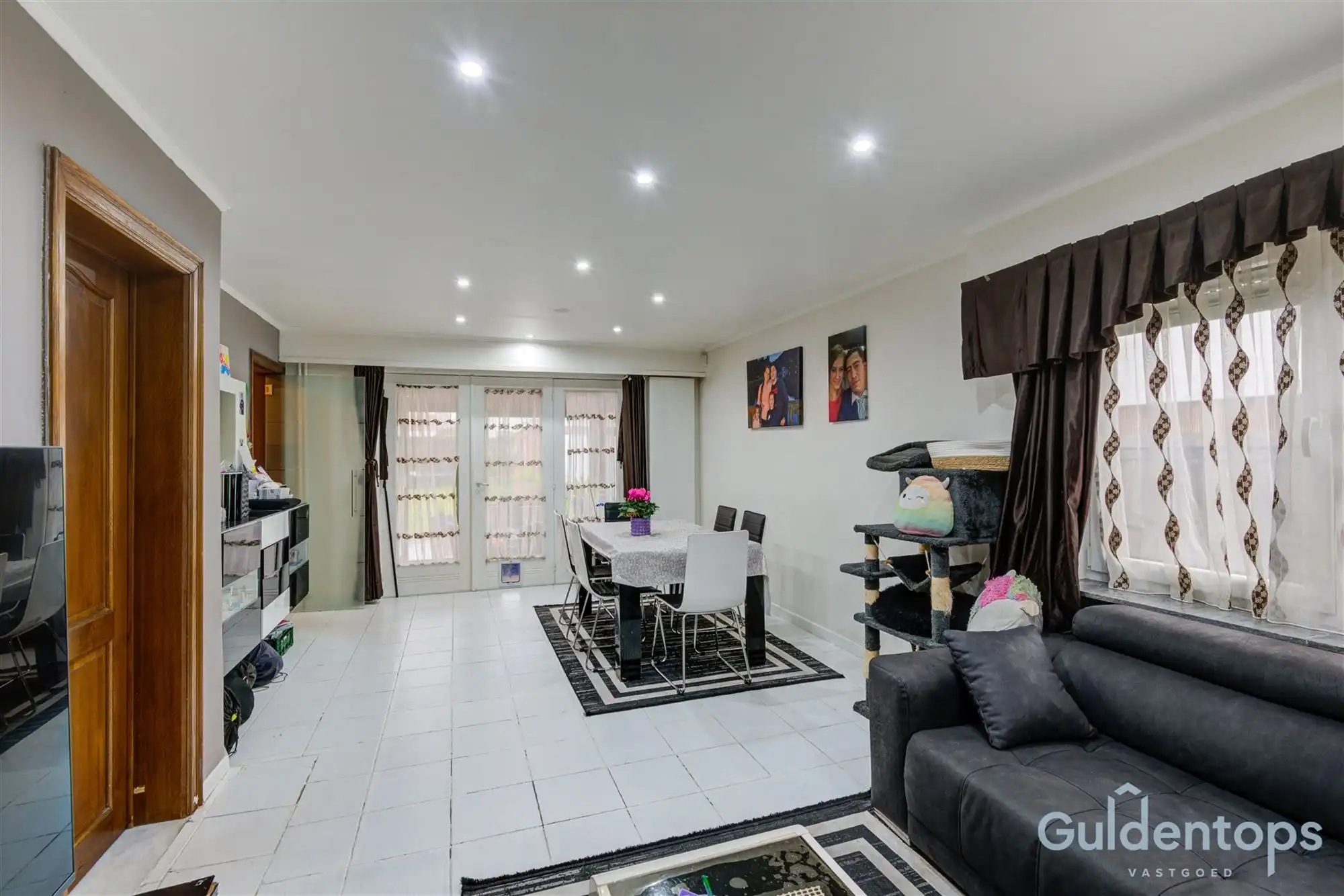 half open woning op ruim perceel foto 5