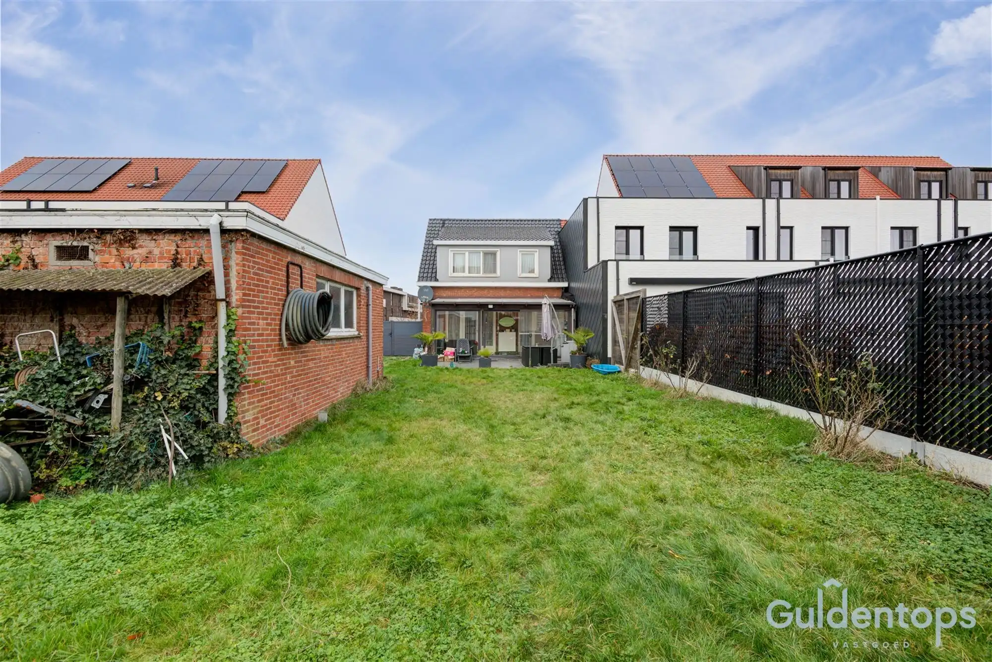 half open woning op ruim perceel foto 5