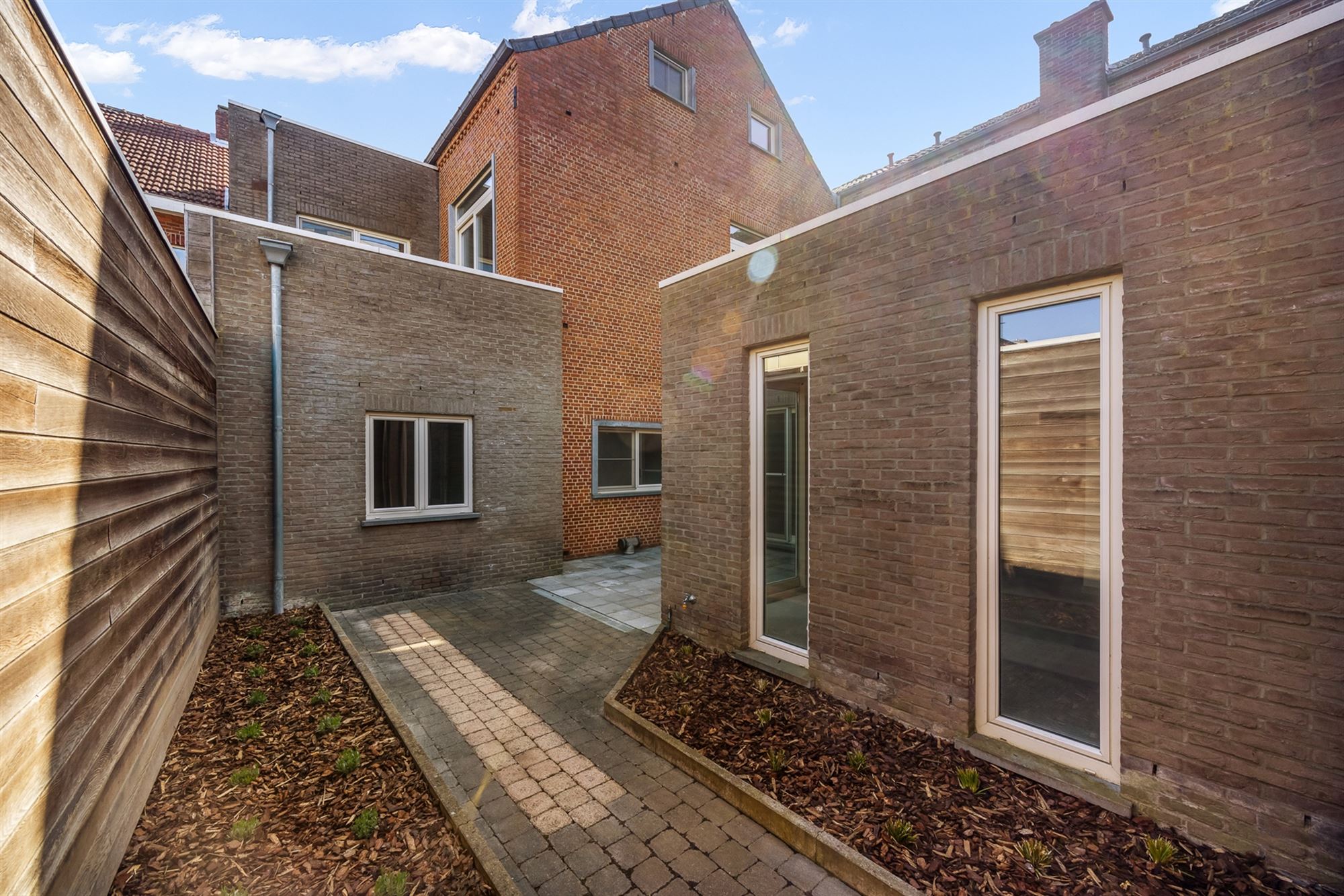 VOLLEDIG INSTAPKLAAR GELIJKVLOERS APPARTEMENT (145M²) MET 2 SLAAPKAMERS, INPANDIGE GARAGE EN TUIN/KOER TE BERINGEN-CENTRUM foto 21