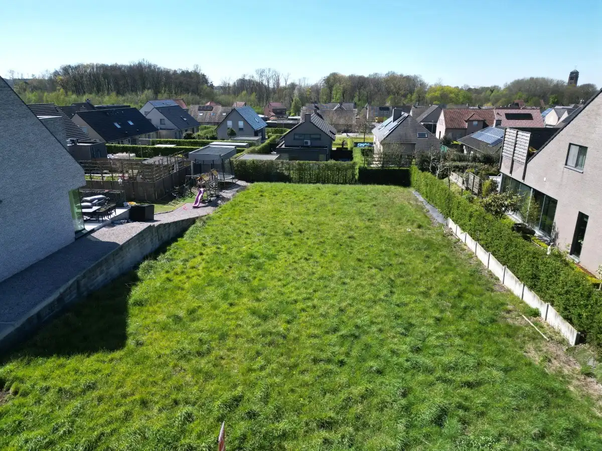 Zonnebeke - Ruime bouwgrond voor open bebouwing op rustige ligging nabij kasteelpark foto {{pictureIndex}}