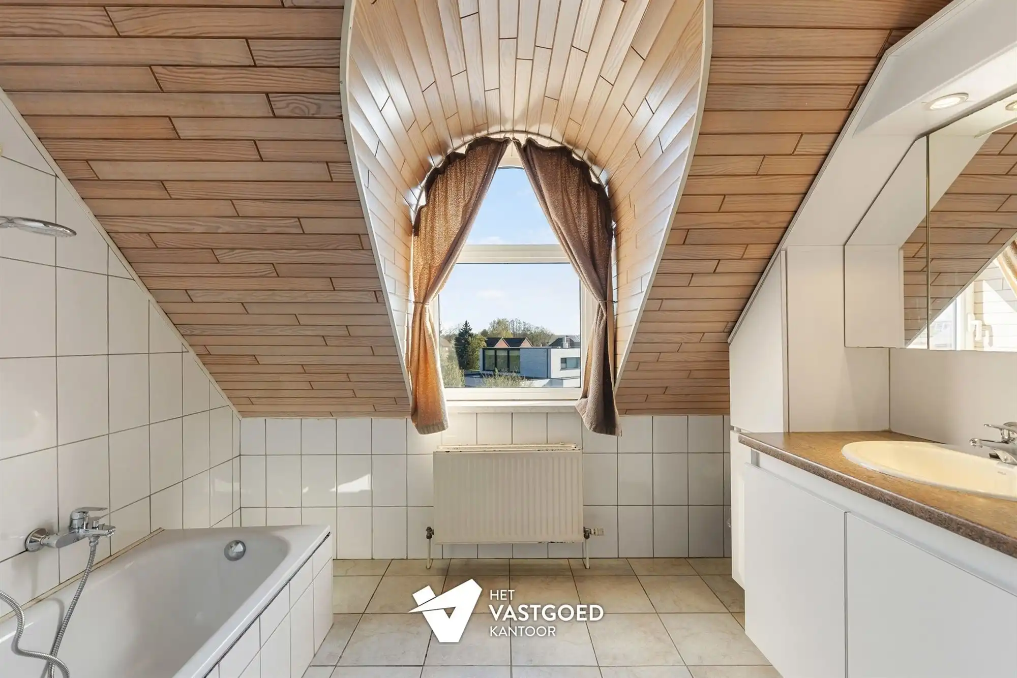 ZEER RUIM EN LICHTRIJK DUPLEX APPARTEMENT (149M²) MET 2 SLAAPKAMERS EN LEUKE VERANDA MET 2 TERRASSEN TE LAAKDAL foto 13