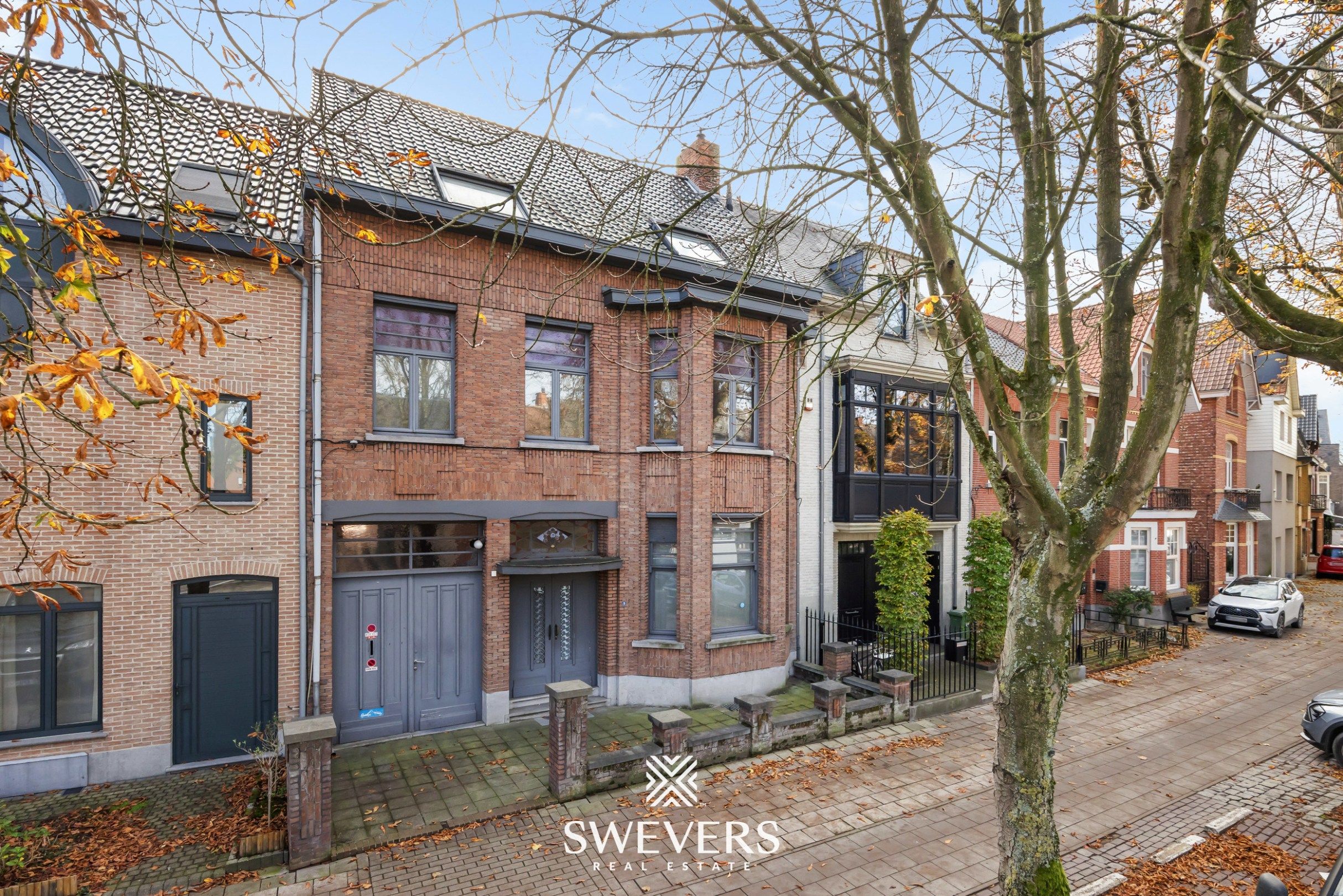 Karaktervol herenhuis met 6 slaapkamers, 2 badkamers en tuintje in Mol foto {{pictureIndex}}