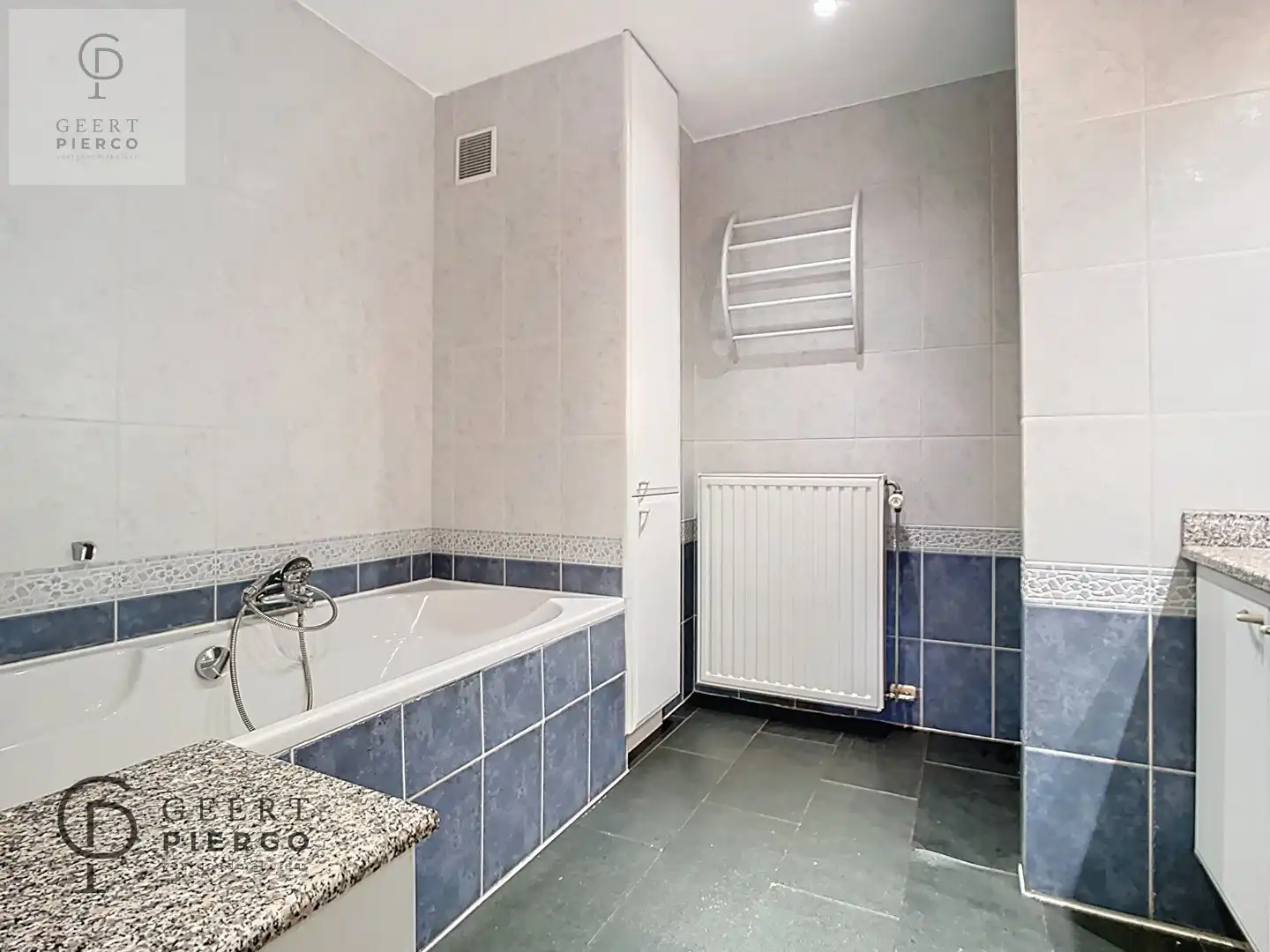 Ruime bungalow met drie slaapkamers en inpandige garage op een perceel van 10a37ca. foto 22