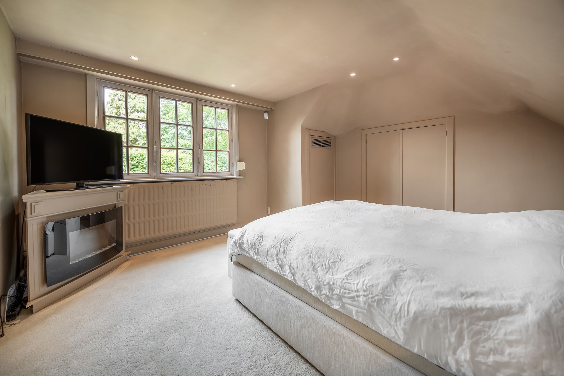 Karaktervolle villa op ca 1.780 m² met bijgebouw en garage foto 25