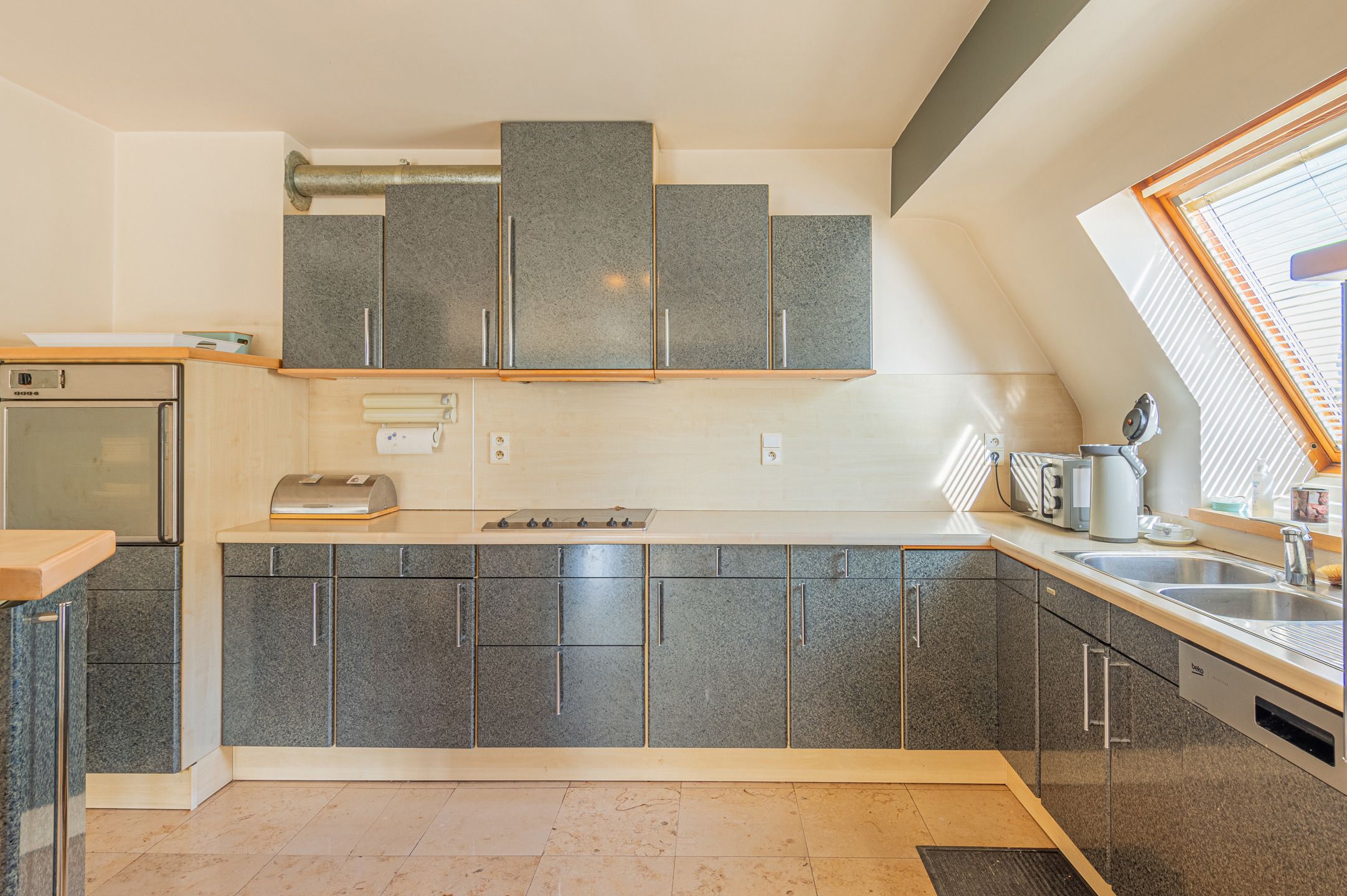 Ruim 3-slaapkamerappartement met garage foto 5