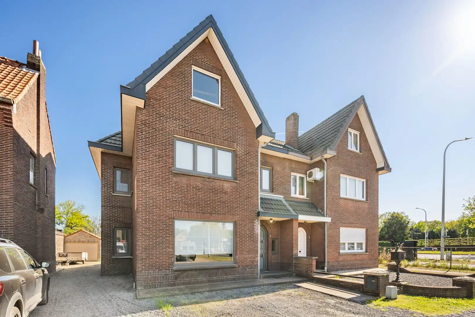 Hoofdfoto van de publicatie: Droomt u van een woning te koop met ruimte, een groot perceel en heel wat mogelijkheden? Dan is deze halfopen bebouwing op een perceel van 10 are 14 absoluut het ontdekken waard 🏡.