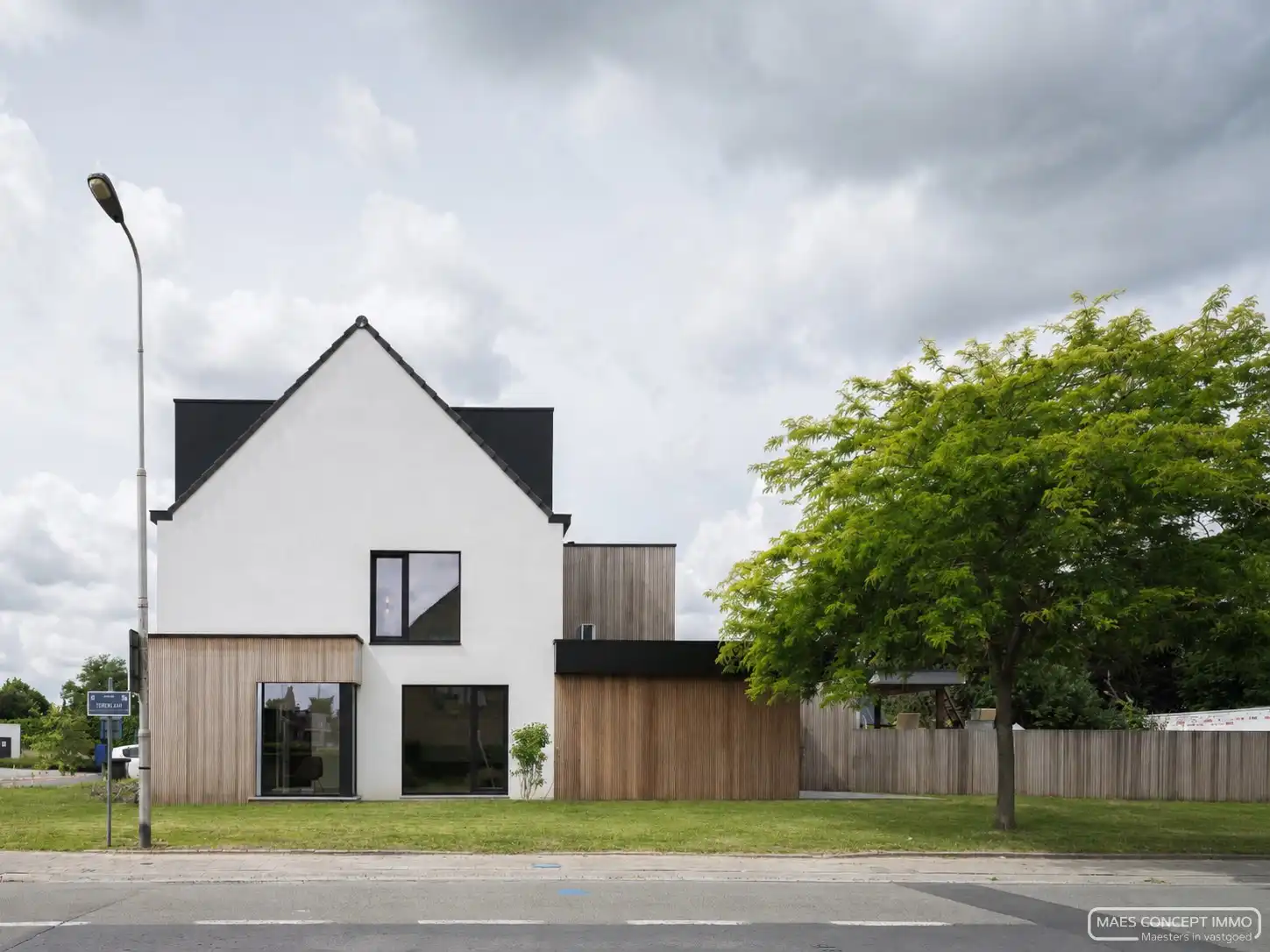 Gerenoveerde woning met 3 slaapkamers te koop in Waregem centrum foto 4