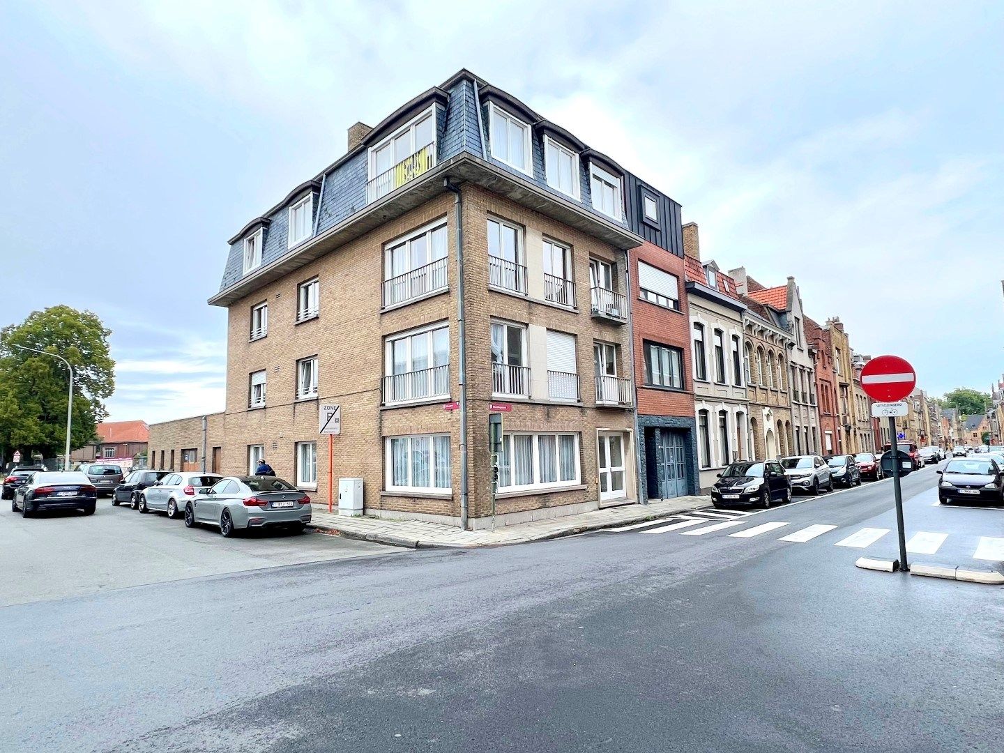 APPARTEMENTSGEBOUW MET 4 APPARTEMENTEN EN 3 GARAGES foto {{pictureIndex}}