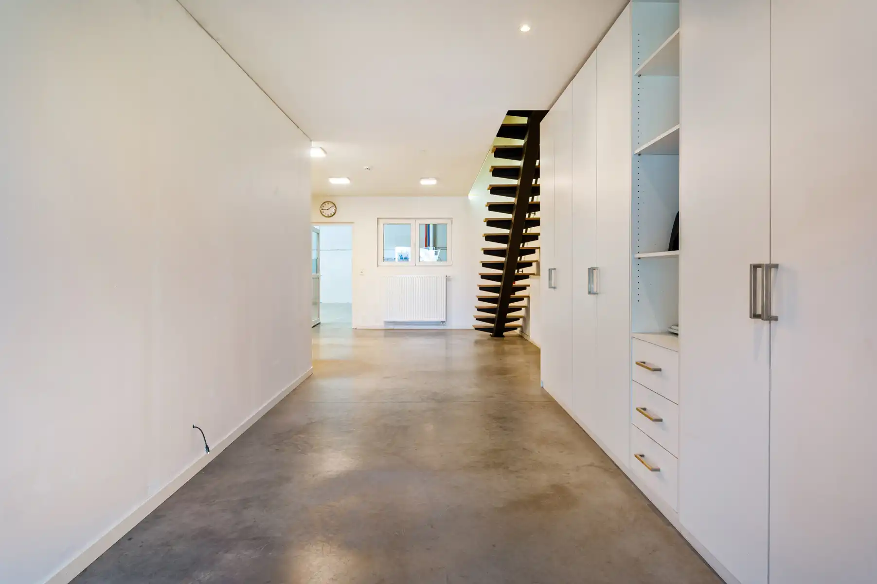 KMO Unit van 210m²+63m² verdieping+ 2pp foto 10