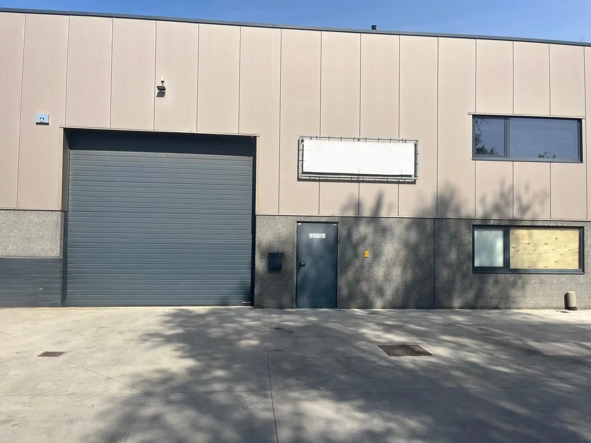 Magazijn 342m² met kantoor 54m² te Ranst foto {{pictureIndex}}