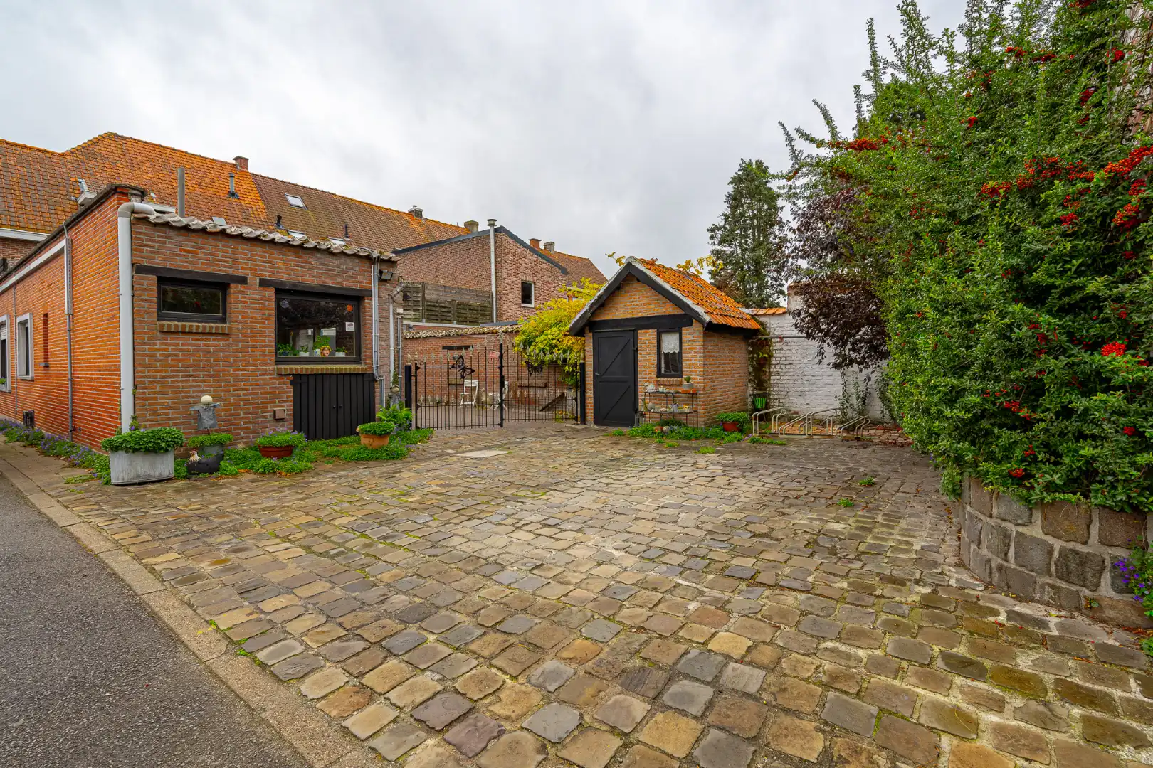 Hoekwoning met handelsruimte/etalage en achterliggende garages in Wevelgem foto 14