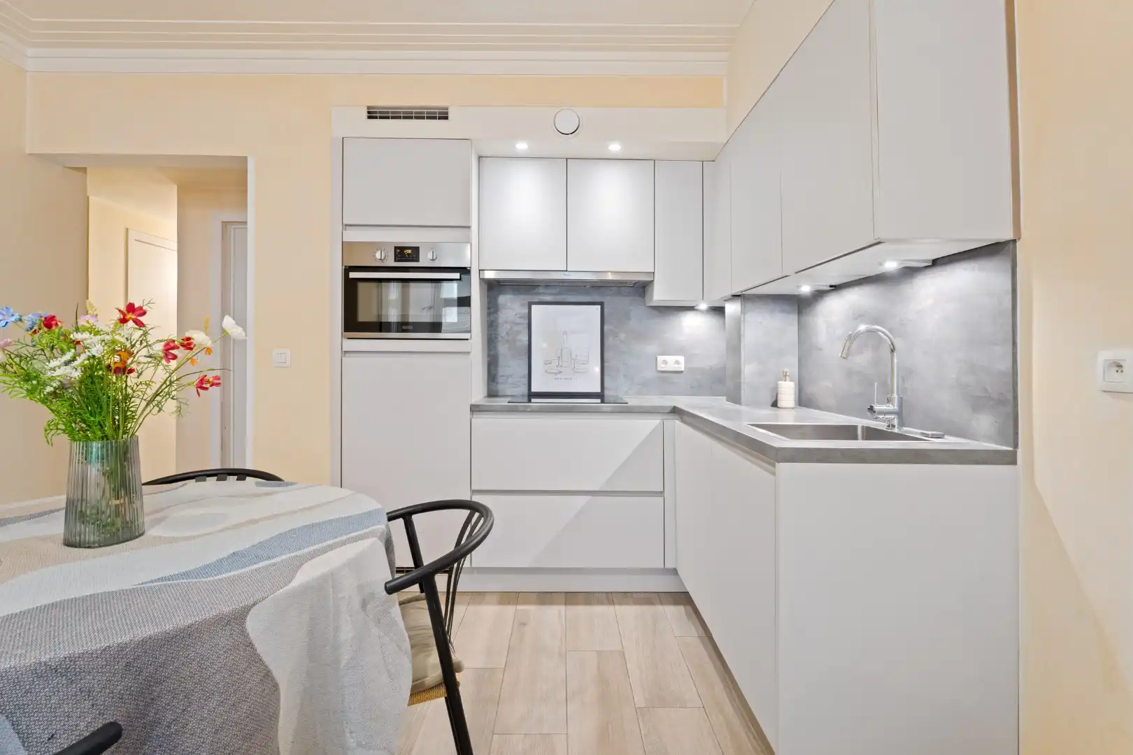 Met zorg gerenoveerd appartement op prachtige ligging met lateraal zeezicht en gunstig EPC label B foto 2