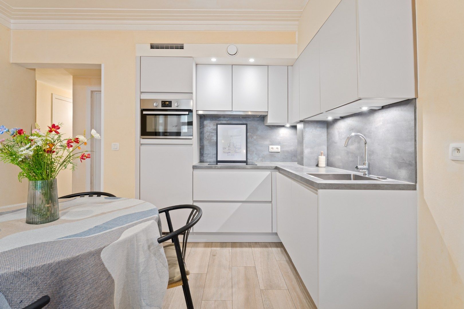 Met zorg gerenoveerd appartement op prachtige ligging met lateraal zeezicht en gunstig EPC-label B foto 2