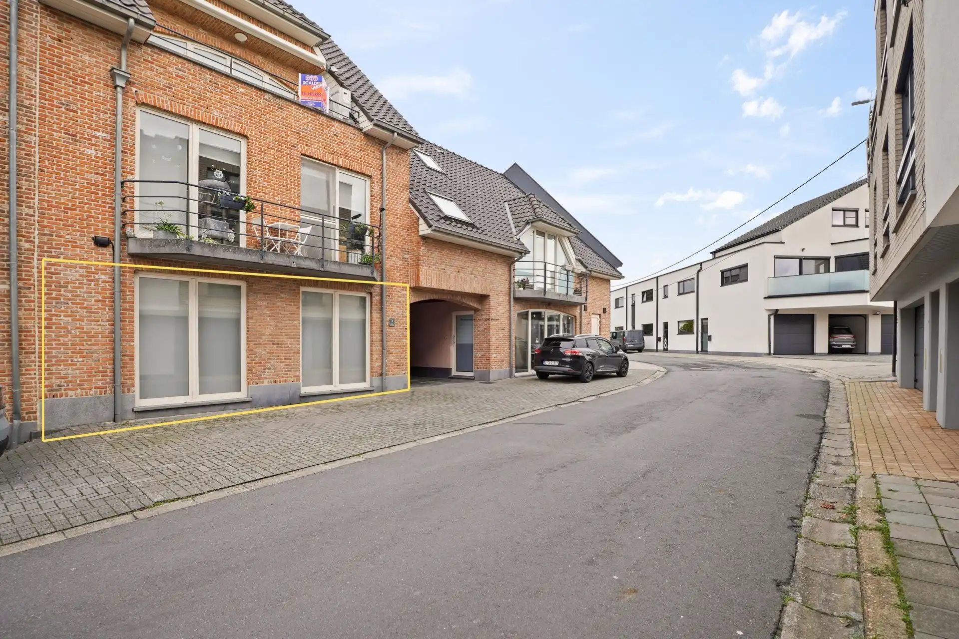 Ruim gelijkvloers appartement met 2 slaapkamers, terras en staanplaats te Berlare foto {{pictureIndex}}