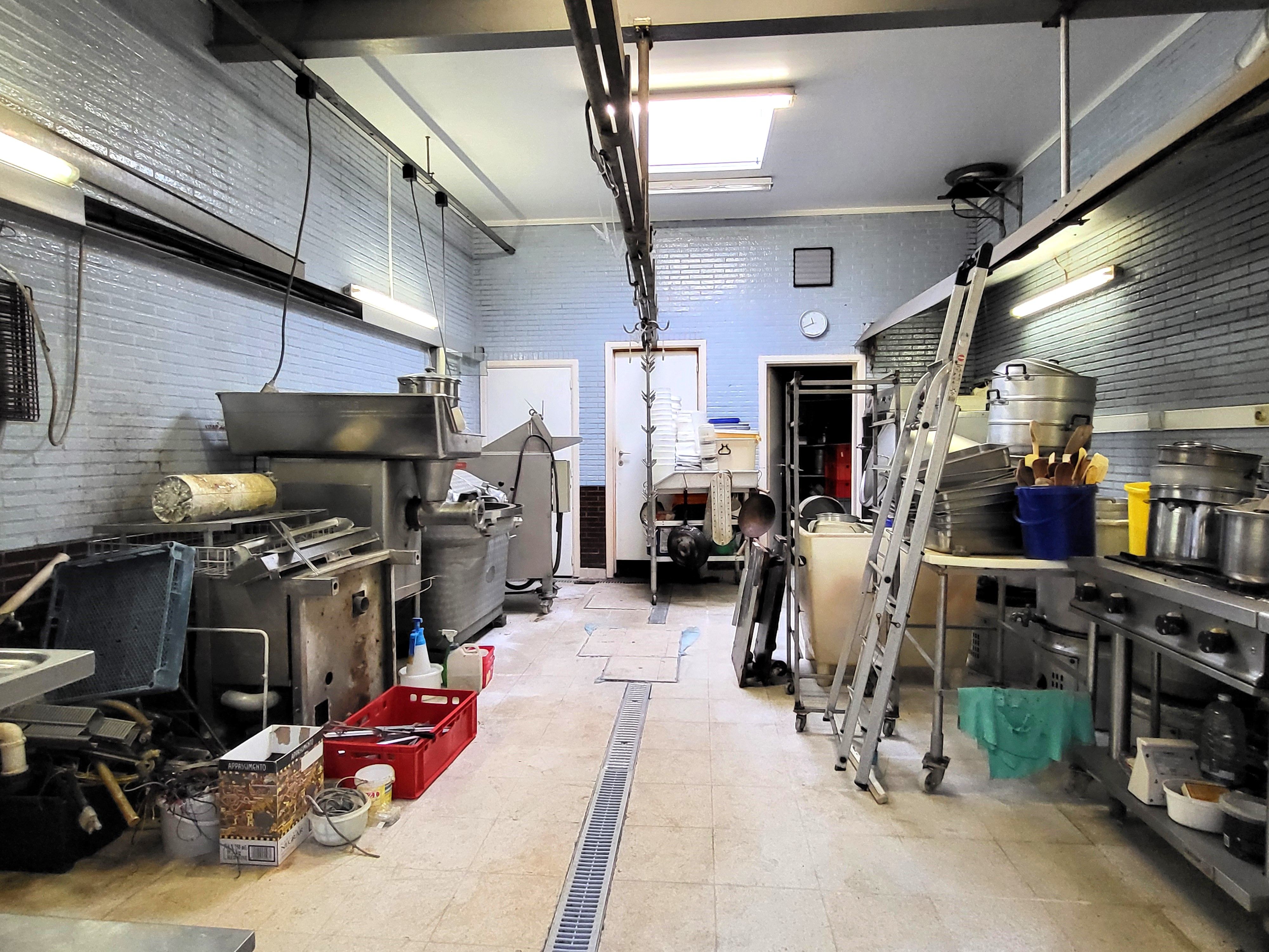 Dit veelzijdige pand met een grondoppervlakte van 240 m² combineert een ruime commerciële gelijkvloerse verdieping met een comfortabel appartement op de eerste verdieping. foto 19