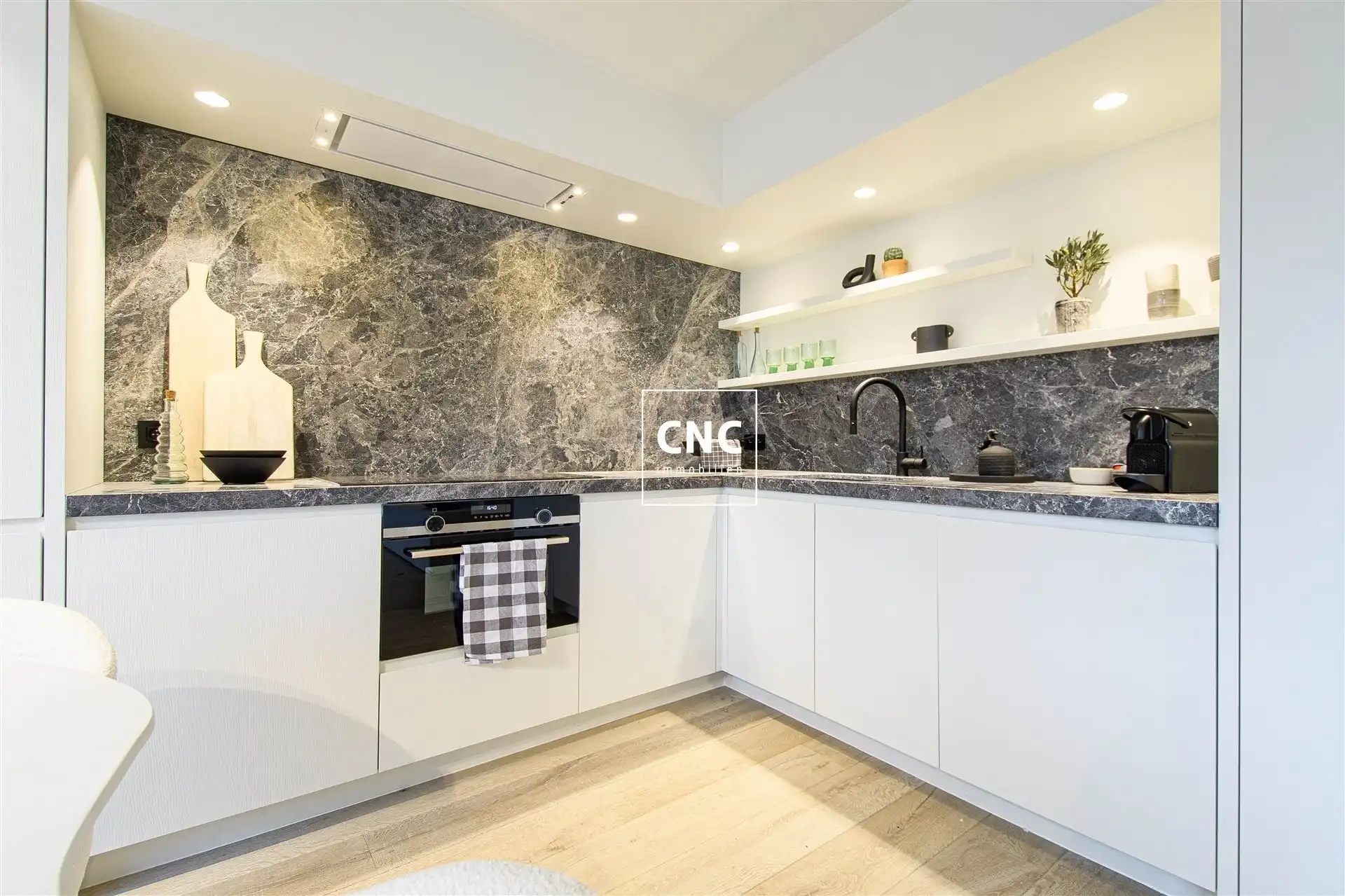 Gerenoveerde penthouse met grote terrassen nabij de zeedijk foto 3