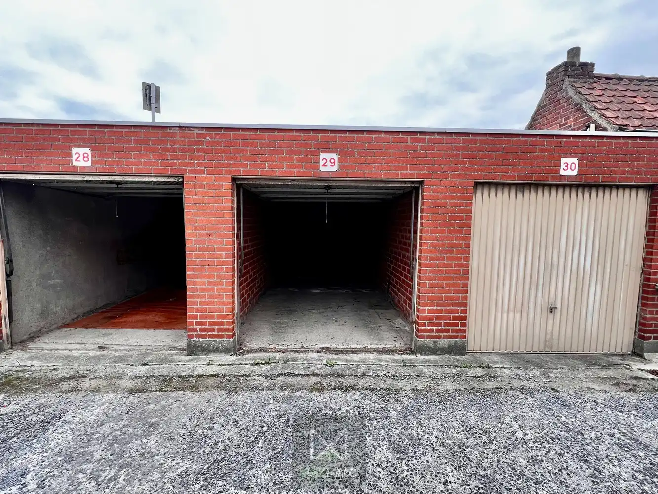 "Te huur: Garagebox in Lauwe, Spoorwegstraat - Perfect voor al uw opslagbehoeften!" foto {{pictureIndex}}