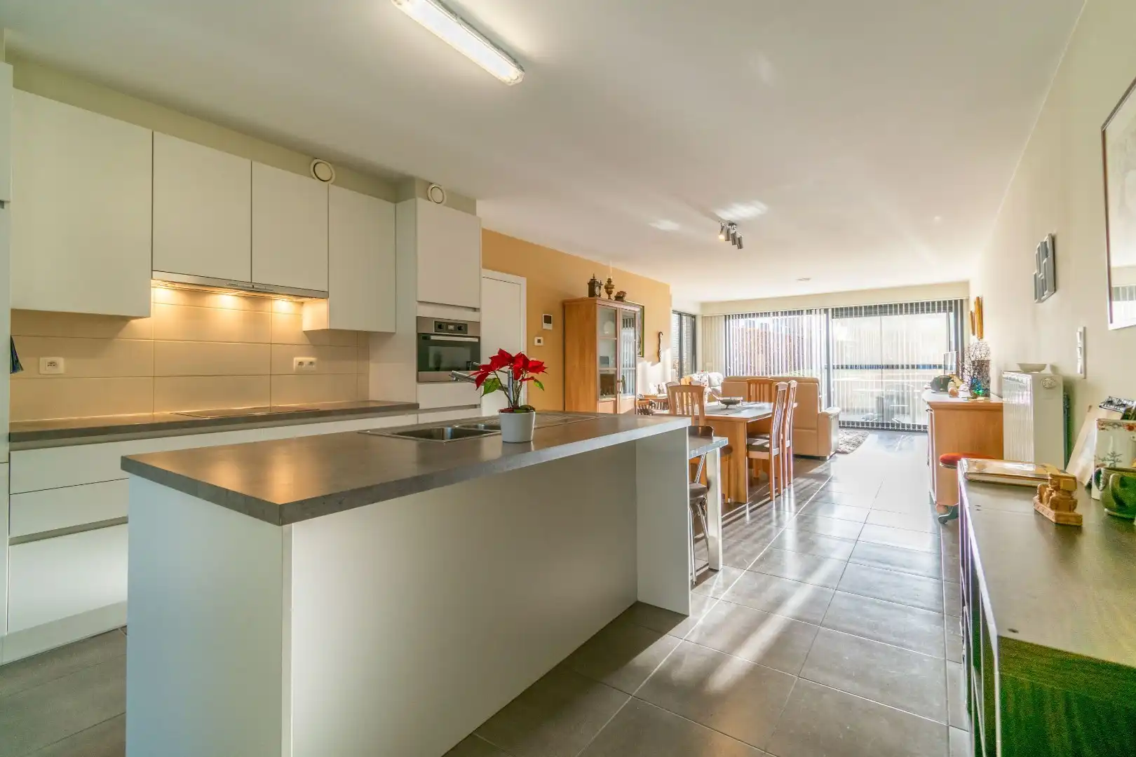 APPARTEMENT MET 2 SLAAPKAMERS + BUREEL + TUIN! foto 5