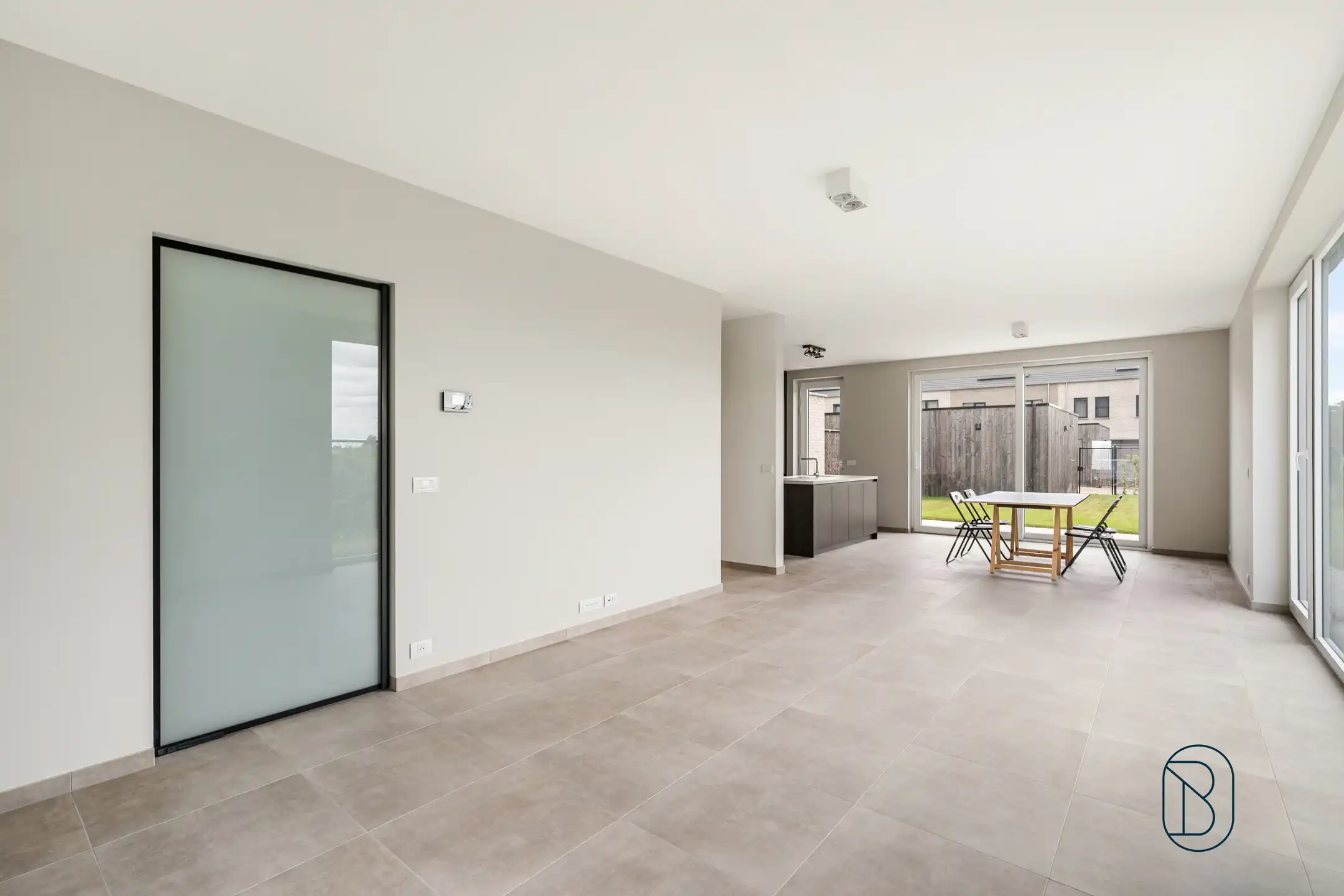Recente halfopen bebouwing met 4 slaapkamers, tuin en garage foto 10