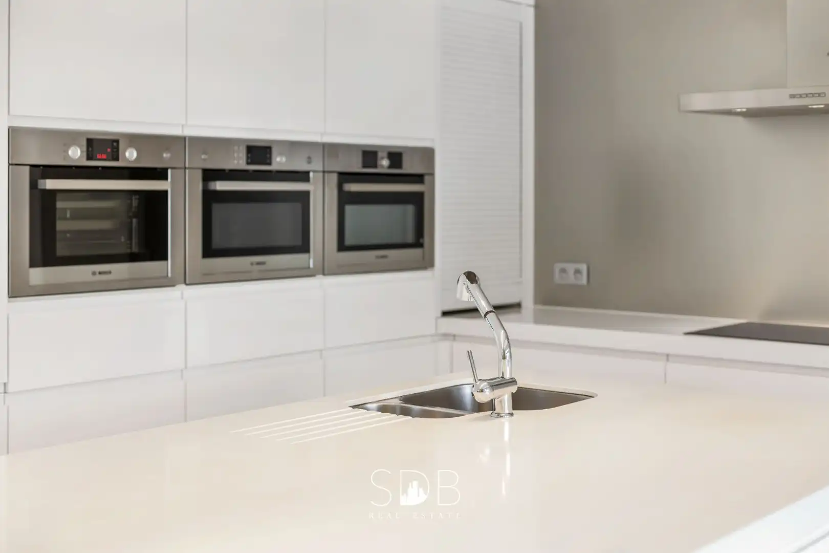 Prachtige villa met zwembad, paardenstallen, paddock en grasland op 1,3HA foto 14