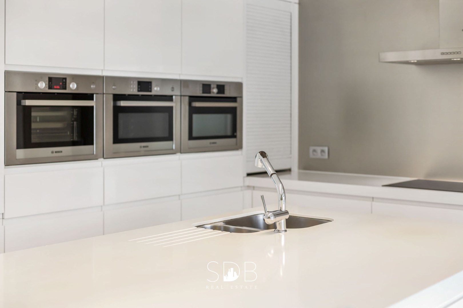 Prachtige villa met zwembad, paardenstallen, paddock en grasland op 1,3HA foto 14