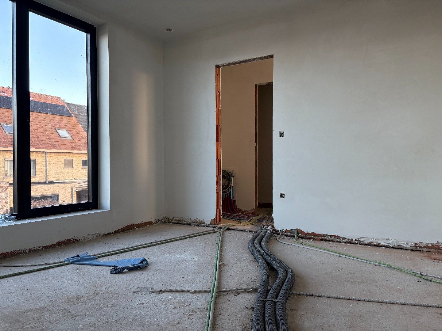 een moderne  nieuwbouw 3-gevel woning op en met grond foto 16