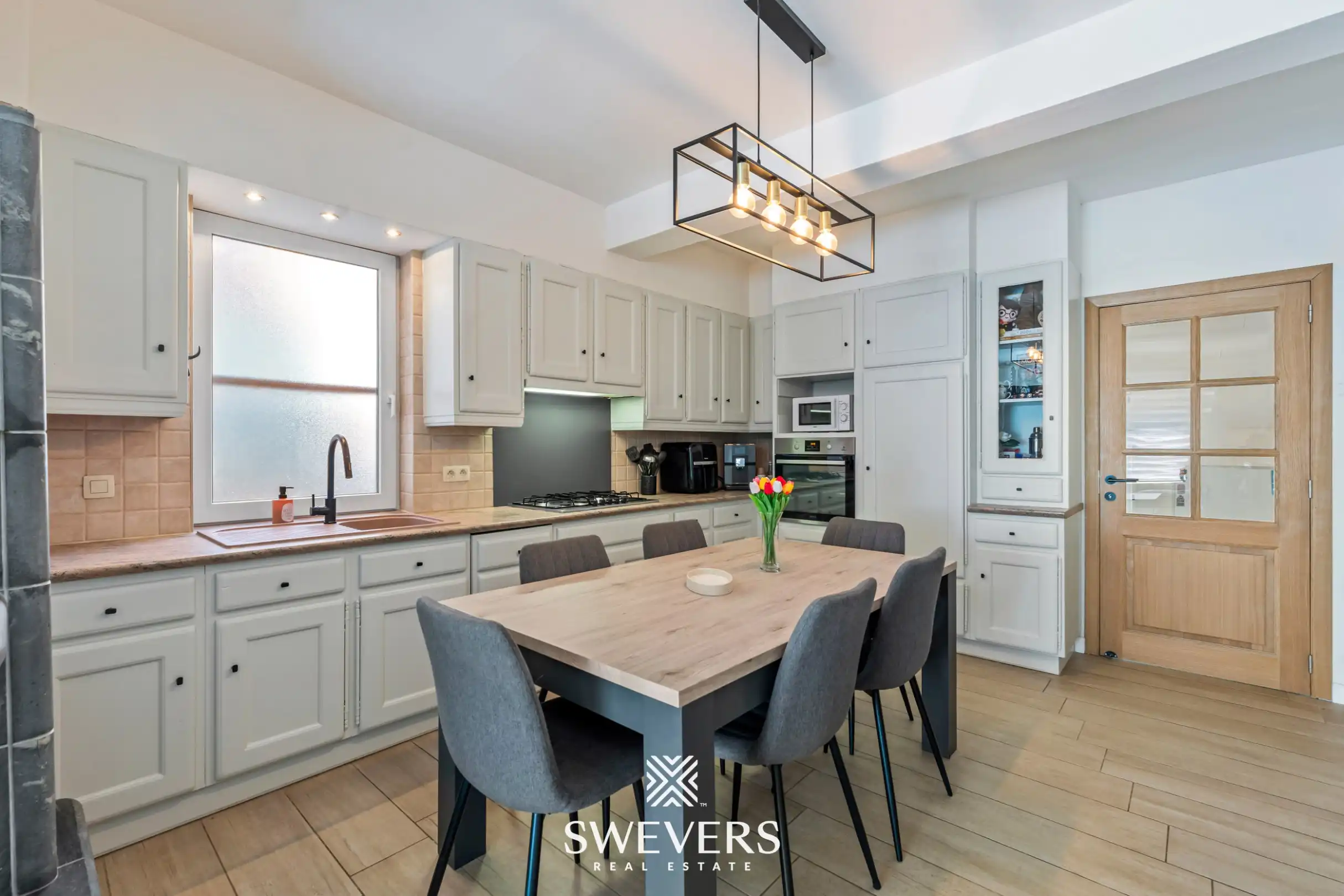 Instapklare, volledig gerenoveerde rijwoning met 3 slaapkamers en ruime tuin in Wellen foto 7