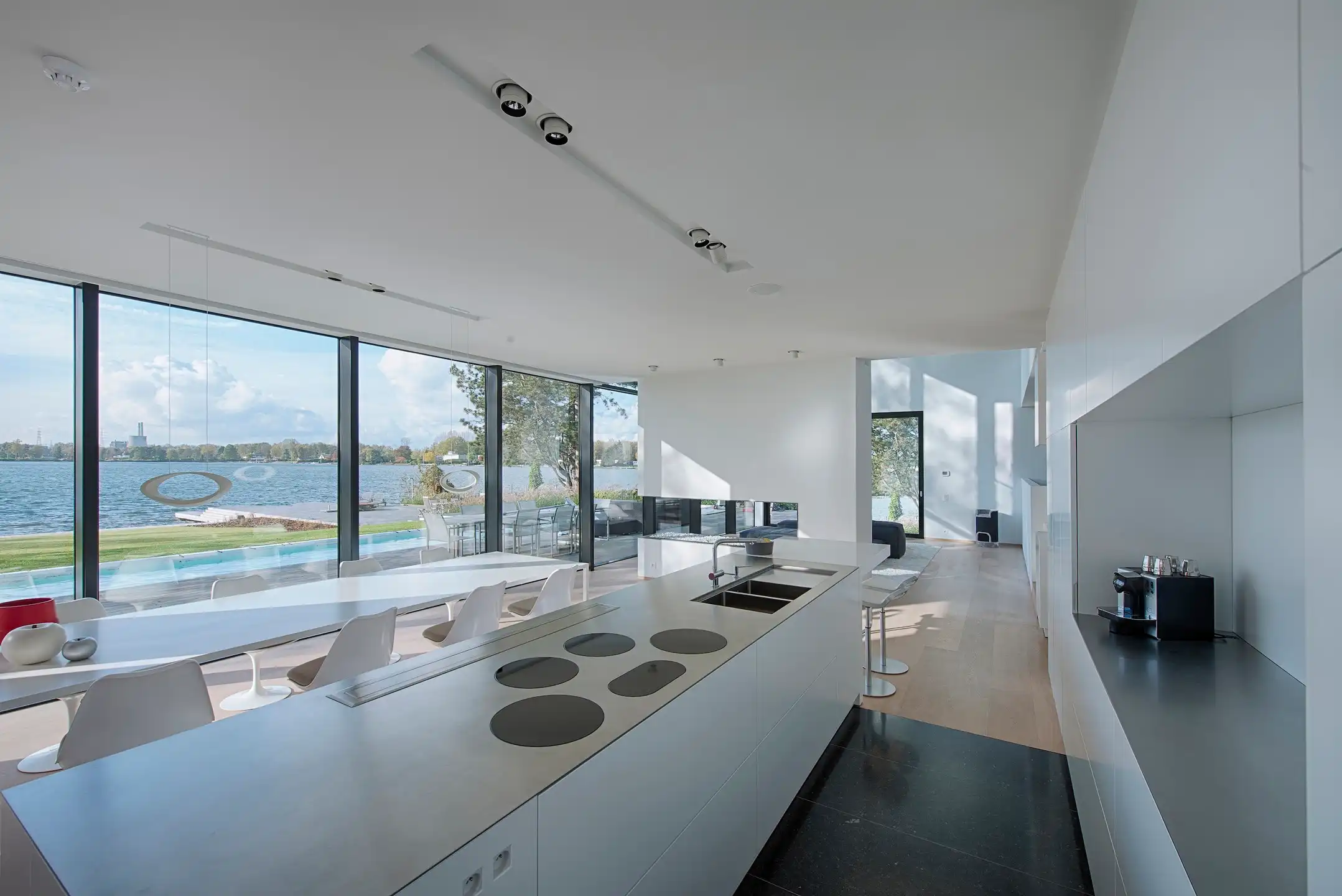 MOL - High-end design villa aan exclusief meer foto 3