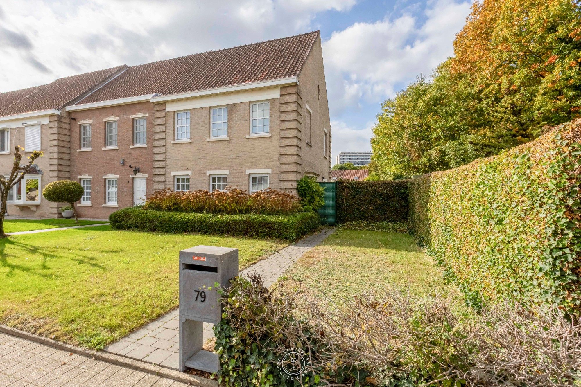 Centraal gelegen halfopen bebouwing met dubbele garage foto {{pictureIndex}}