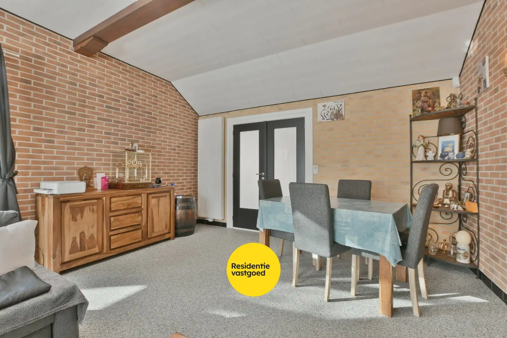 Instapklare en volledig gerenoveerde bungalow met 3 slaapkamers, tuin en garage vlak bij bos en centrum van De Haan foto 7