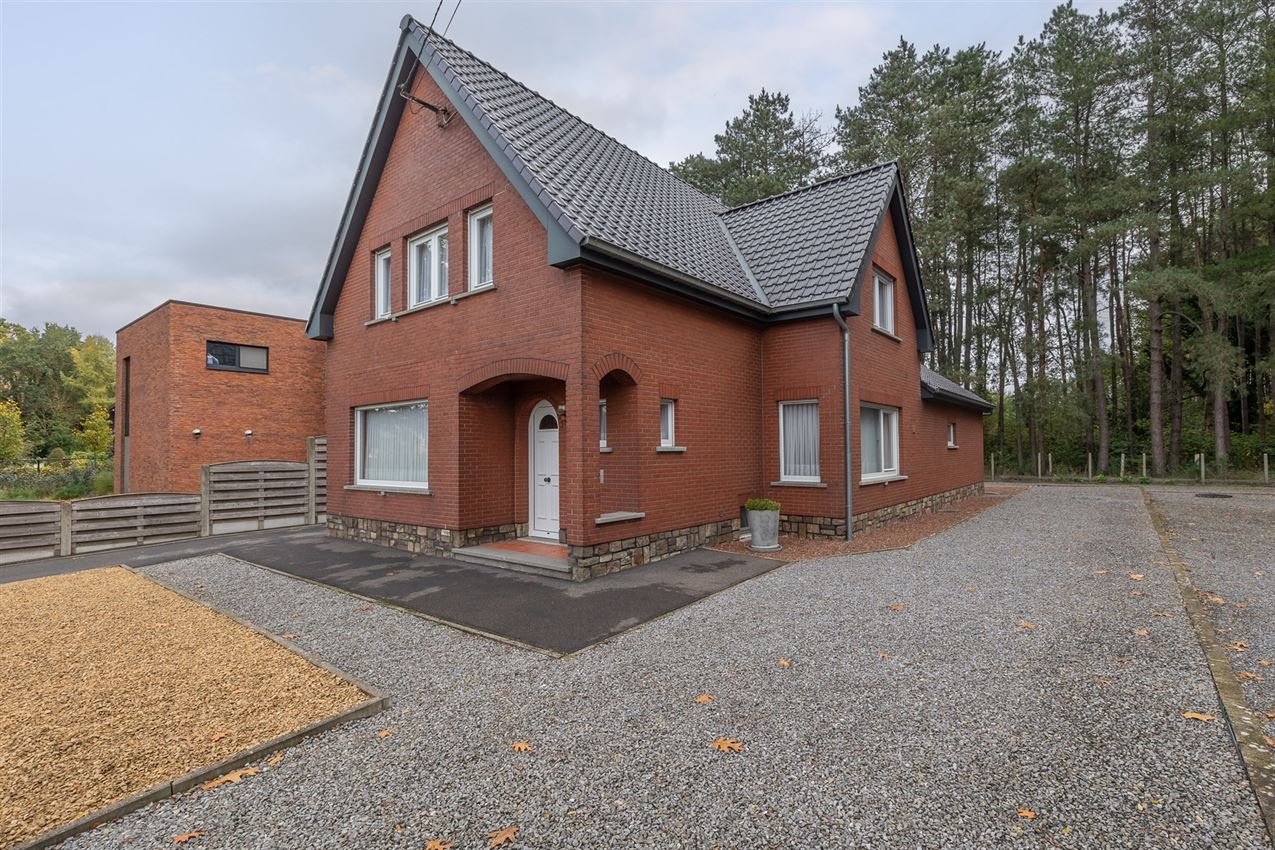 Temidden van agrarisch gebied, grenzend aan bos foto 4