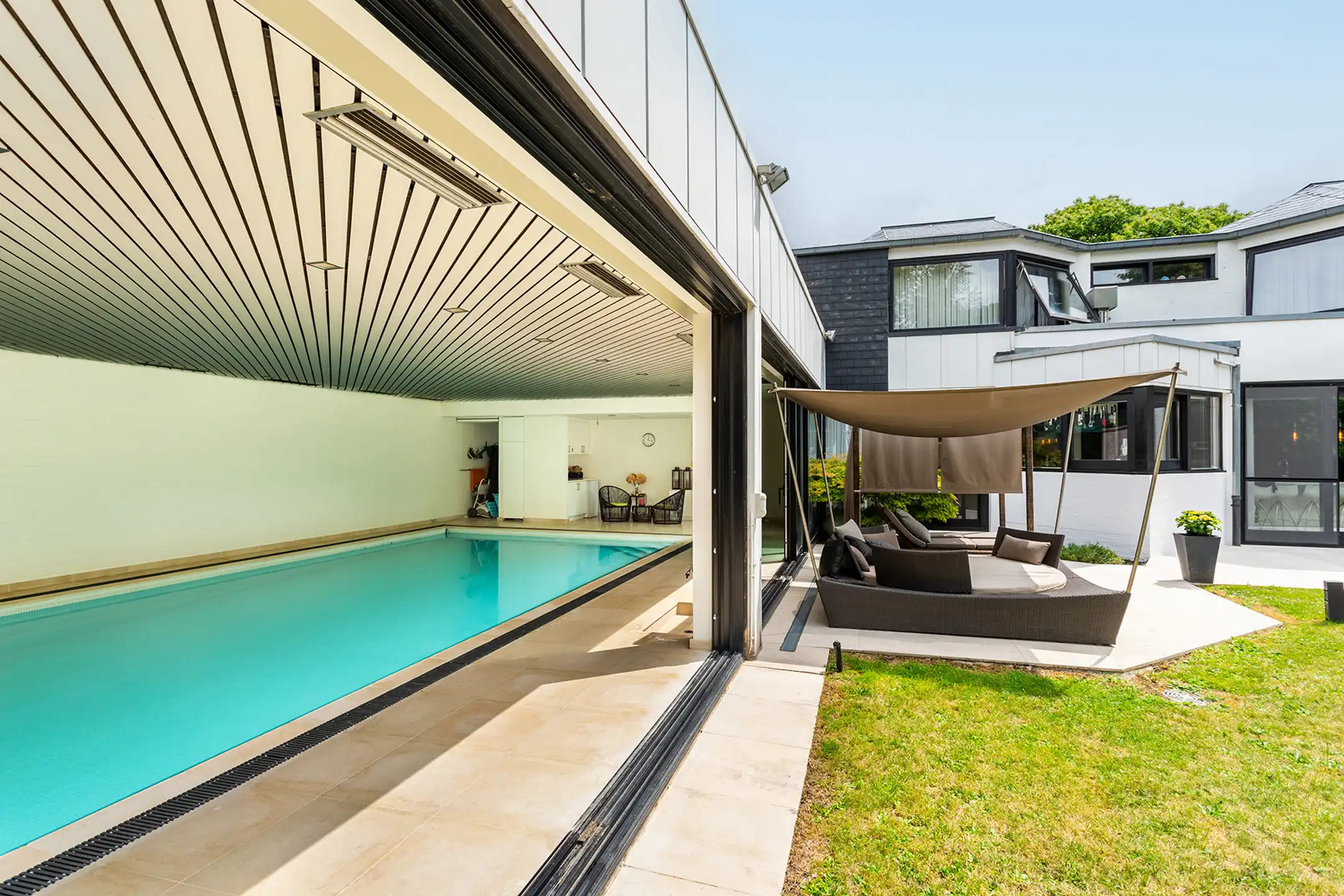 Topgelegen architectenwoning met ruim tuin en binnenzwembad. foto 44