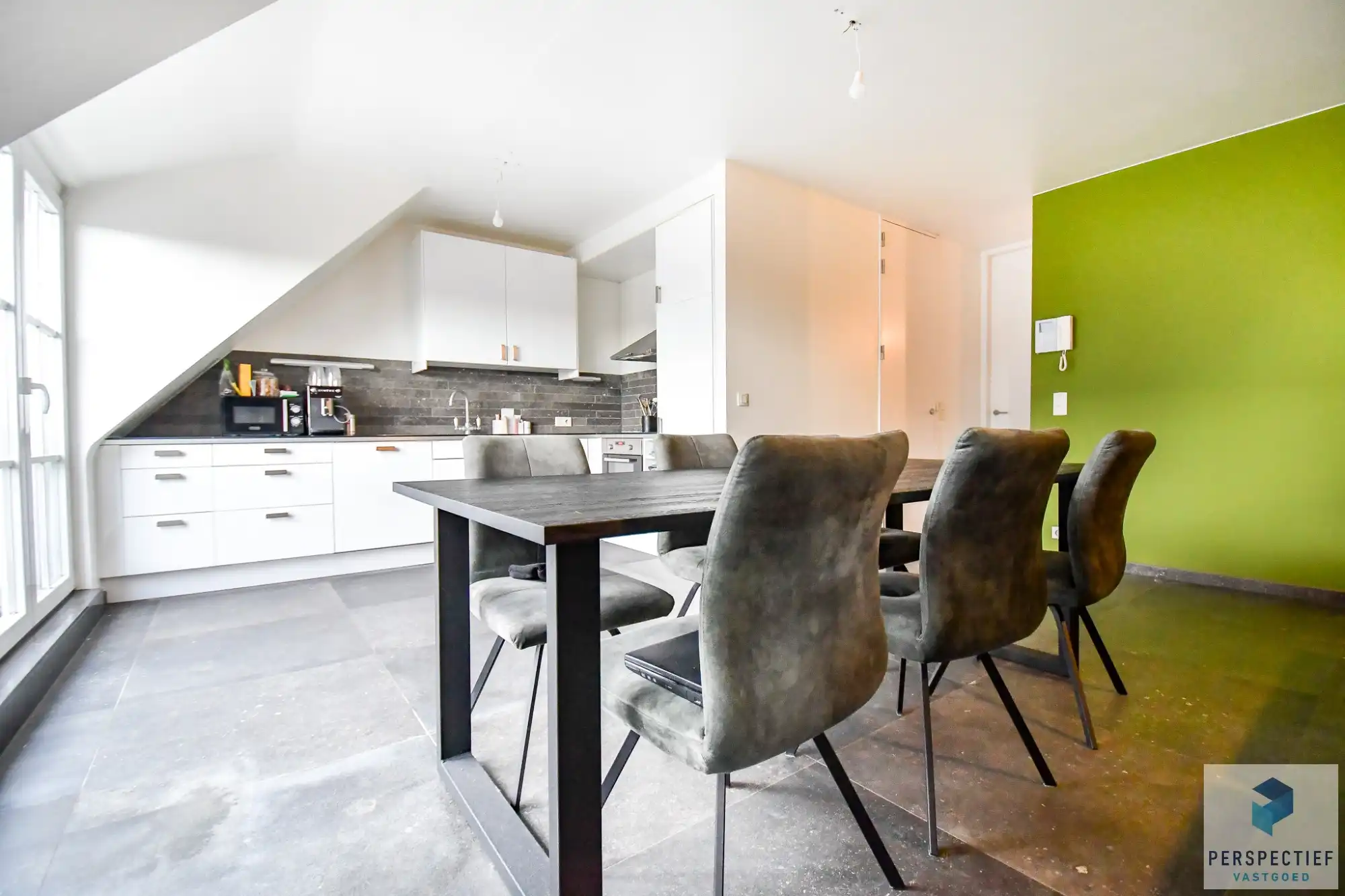 BEZOEKMOMENT WOENSDAG 26/08 VAN 17U TOT 18U30 | Ruim en modern woonappartement (bouwjaar 2020) met 2 slaapkamers en terras. foto 2