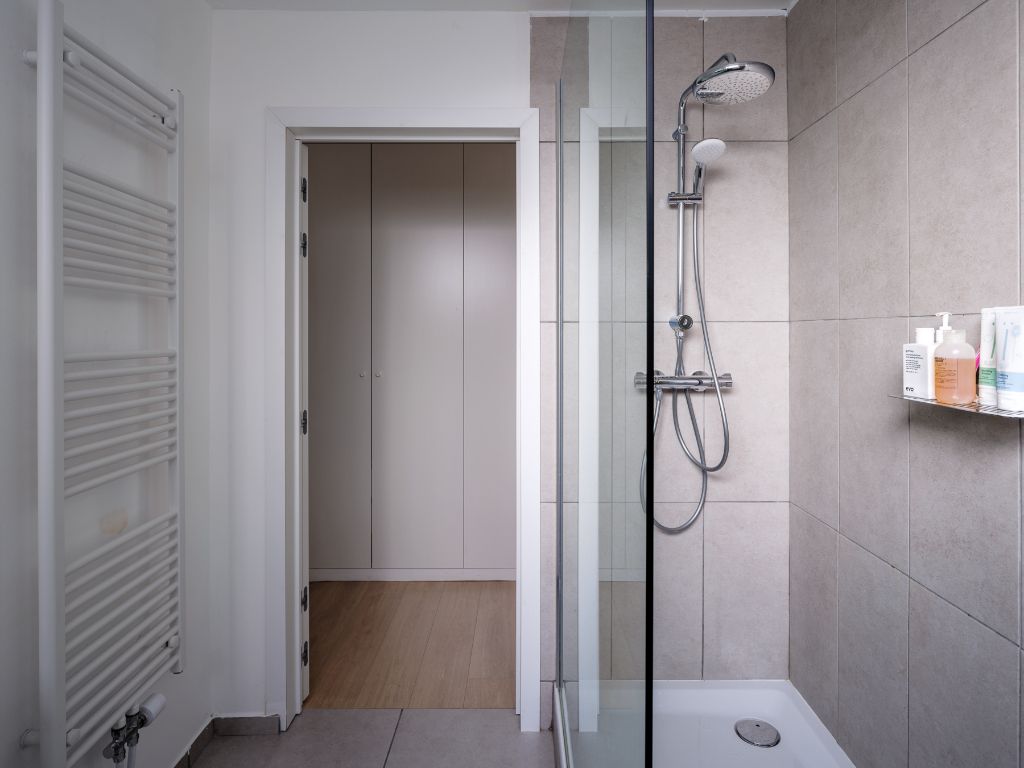 Stijlvol en lichtrijk 2-slaapkamer appartement met terras op wandelafstand van het historisch centrum. foto 18