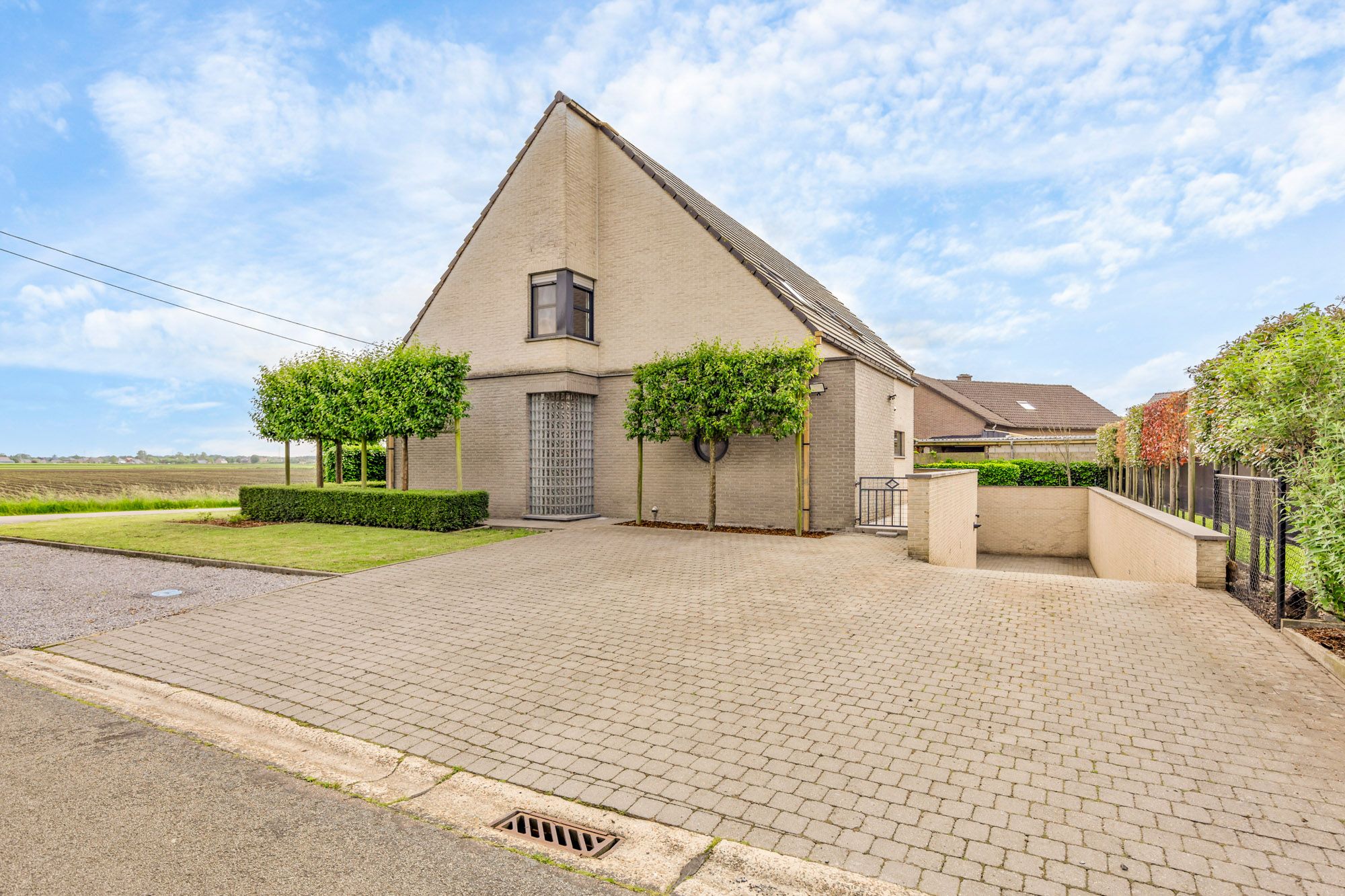 IDEALIS VASTGOED – EEN PRACHTIG GERESTYLDE VILLA MET EEN INDRUKWEKKENDE INKOMHAL, EEN HEERLIJKE OPEN EN LICHTRIJKE LEEFRUIMTE, GOED UITGERUSTE KEUKEN, 4 EXTRA RUIME SLAAPKAMERS, 2 BADKAMERS (WONEN OP GELIJKVLOERS MOGELIJK), VOLLEDIG ONDERKELDERD, TEVENS EEN ONDERGRONDSE GARAGE VOOR 2 ROYALE WAGENS, RUIME BERGZOLDER EN HET DAK VOORZIEN VAN 20 ZONNEPANELEN GELEGEN OP EEN PERCEEL VAN 6A 32CA! foto 3