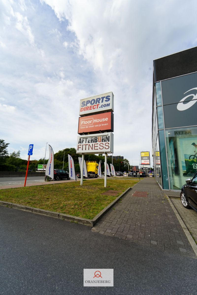 In de schaduw van de IKEA: winkel-magazijn van 750 m² +P! foto 4