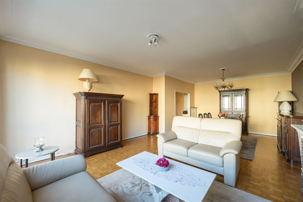 Ruim, instapklaar appartement (107m²) met visgraatparket en zuidgericht terras. foto 2