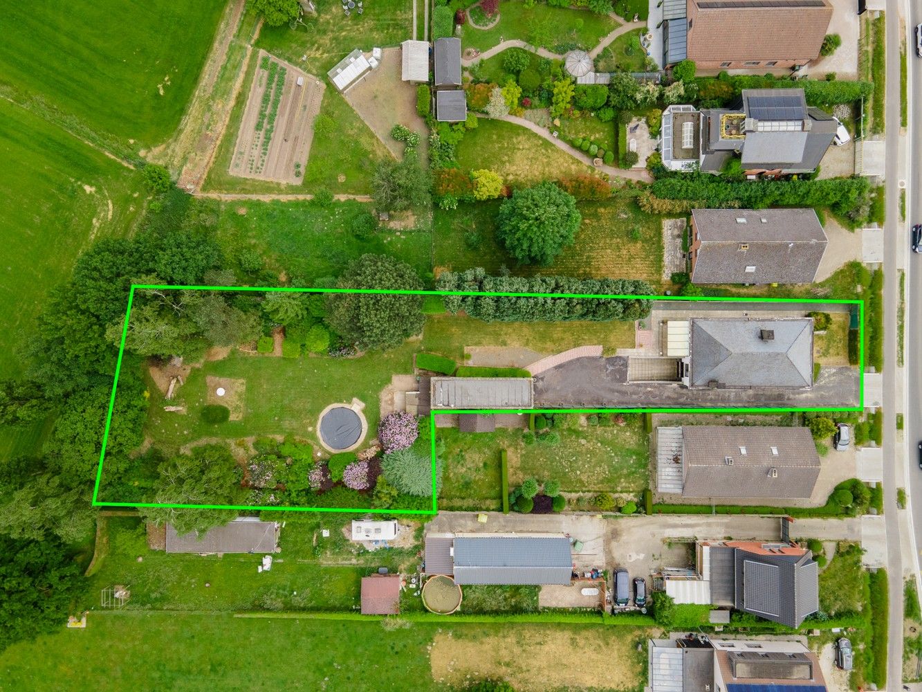 Ruime woning met prachtig onderhouden tuin met verzicht over de velden foto 31