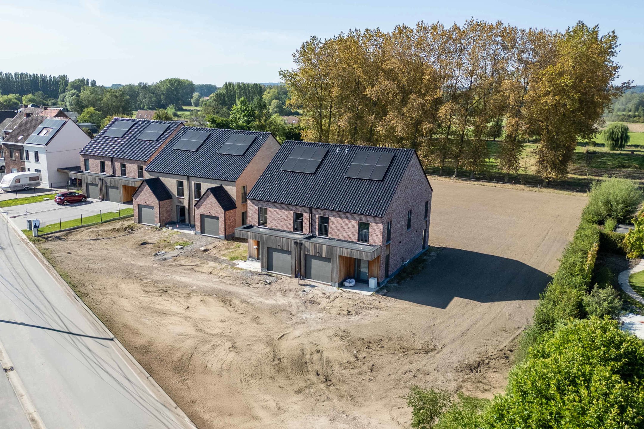 Prachtige nieuwbouwwoning omringd door groen en natuur. foto {{pictureIndex}}