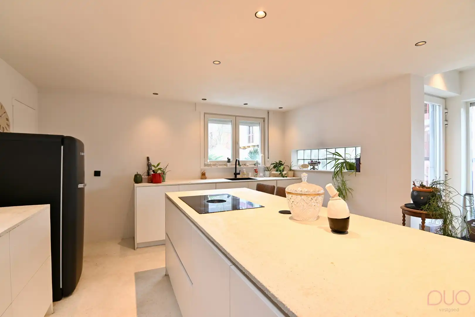 Instapklare woning in hartje Sint-Truiden met dubbele garage en stadstuin foto 5