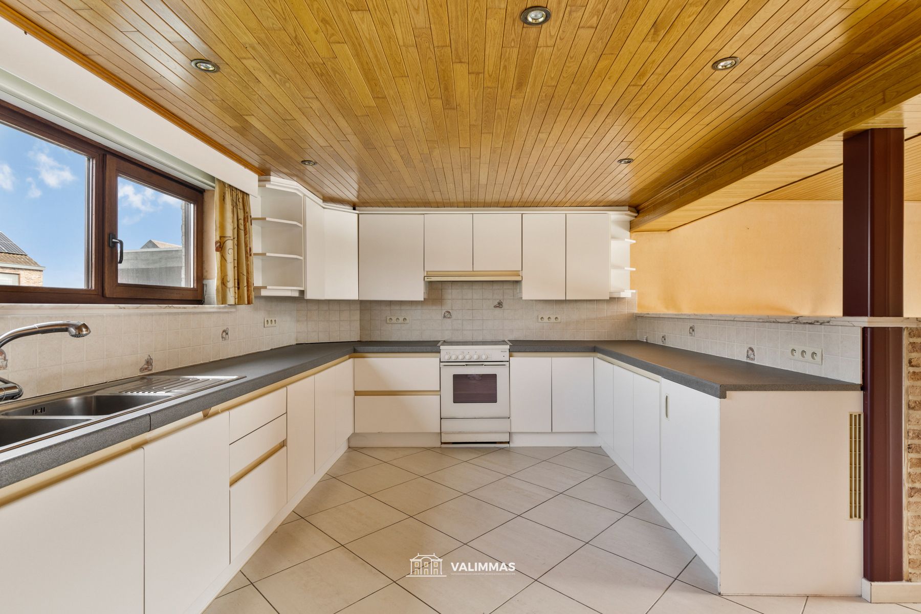 Landelijk gelegen hoeve op 40 are, met bijgebouwen en weide foto 14