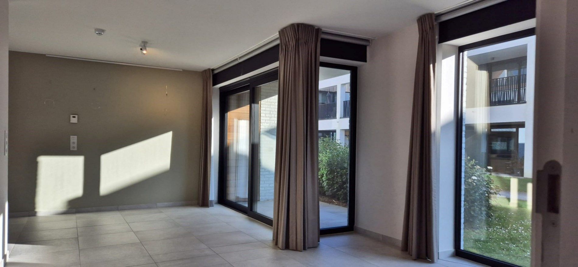 Ruime, gelijkvloerse, recente serviceflat met terras in luxueuze residentie!  foto 5