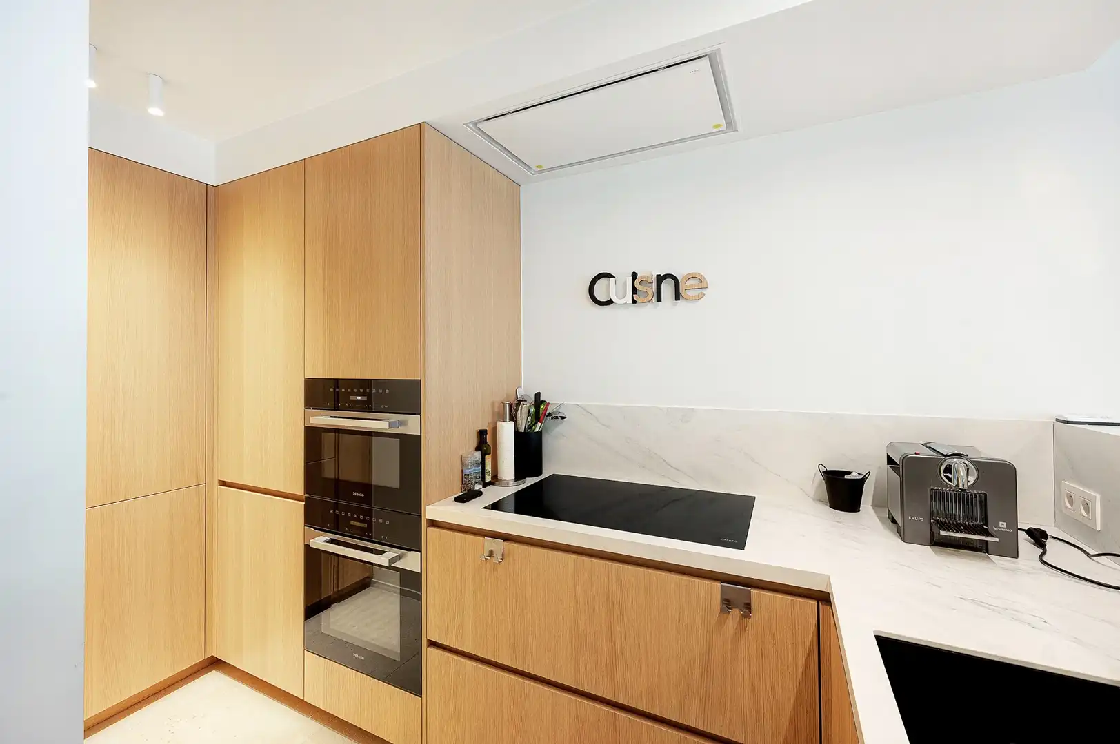 Instapklaar appartement gelegen op een centrale ligging te Knokke, vlakbij de winkels en de zee. foto 17