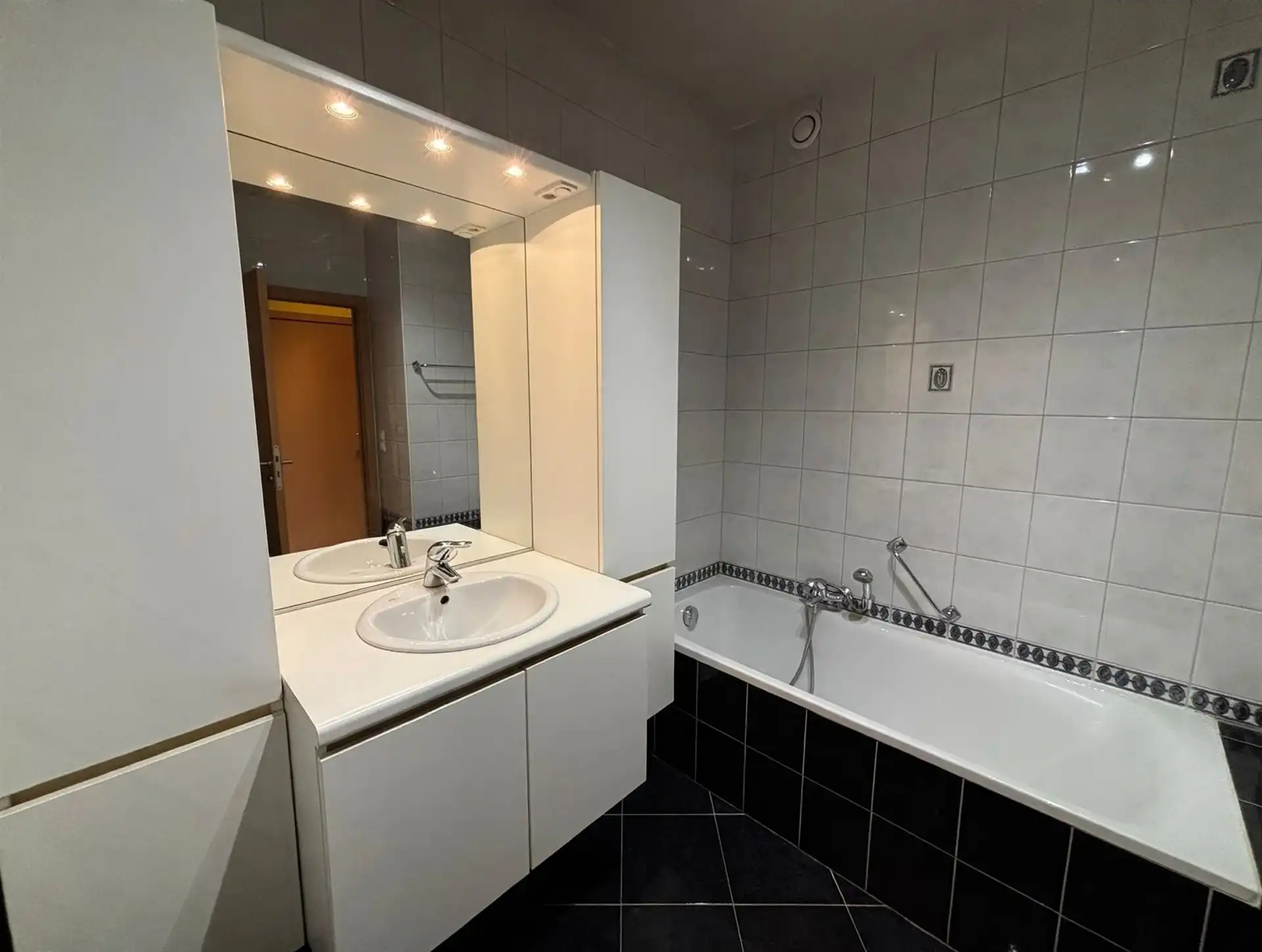 Gelijkvloers appartement met stadstuin en garage nabij het centrum van Aalst foto 8