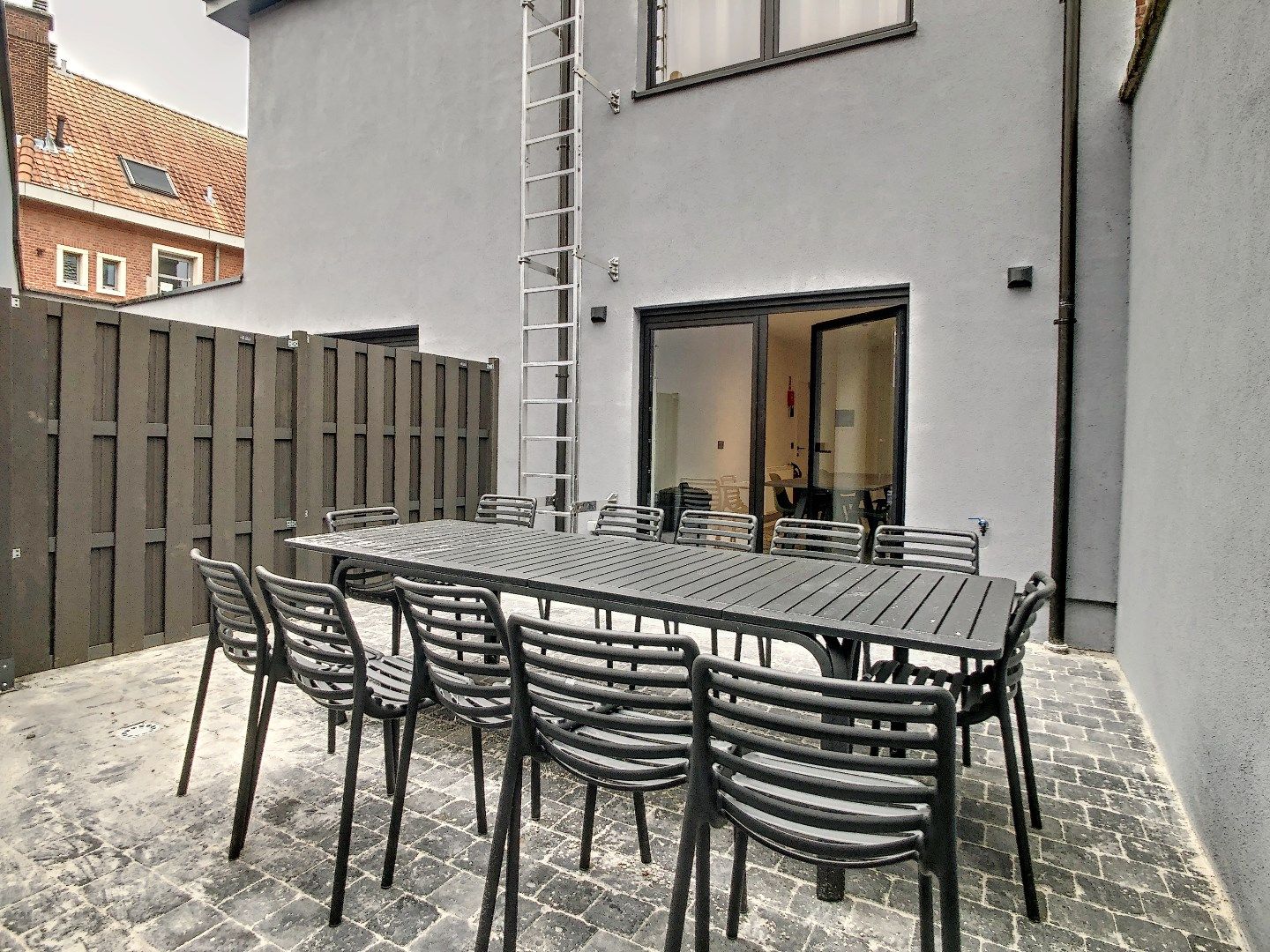 Volledig gerenoveerde en gemeubelde kamer met privé-sanitair in een kleinschalige residentie!  foto 9
