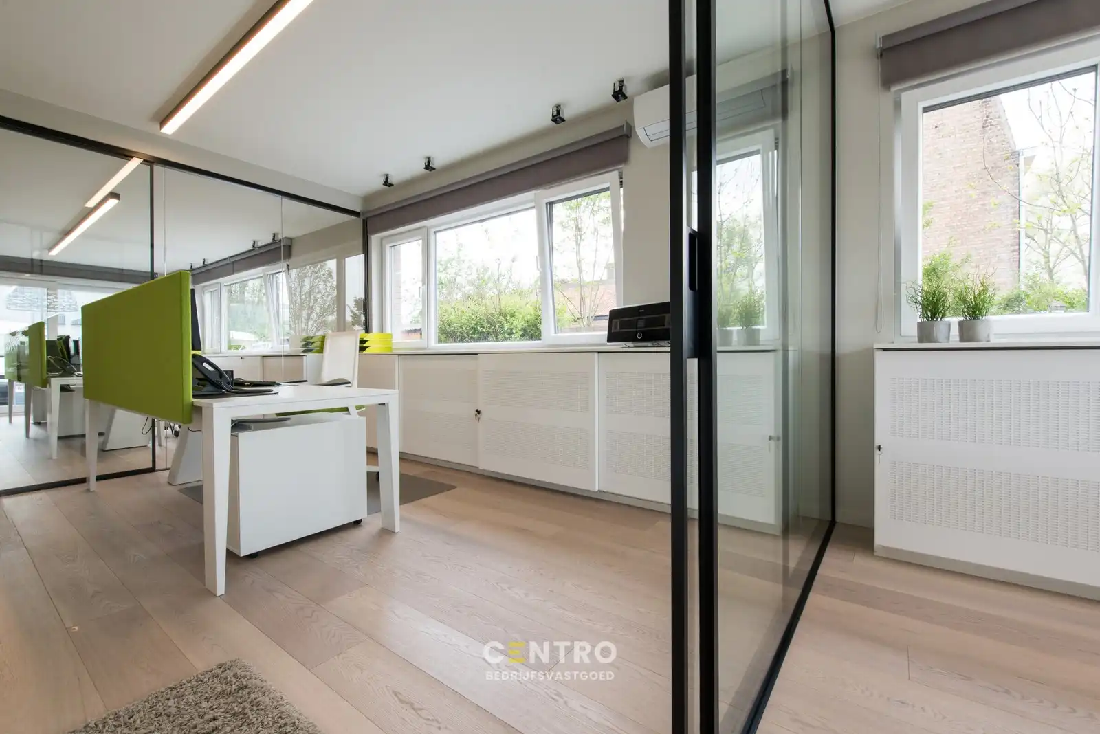 Strategisch gelegen BEDRIJFSPAND met magazijn, kantoren, verhuurd appartement & perceel bouwgrond (villa-bouw) nabij autosnelwegen te 8000 Brugge foto 7
